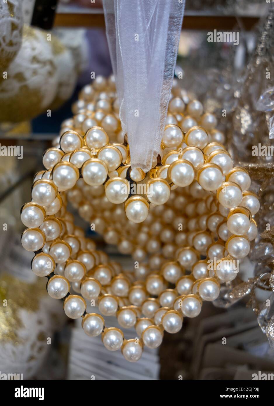 Ornamento natalizio a forma di cuore di perla Foto Stock