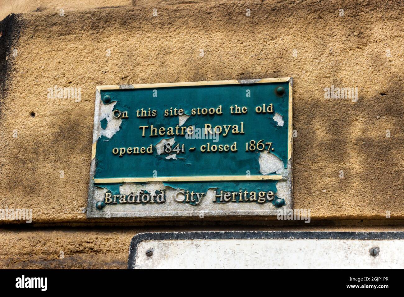 Targa che segna il sito del vecchio Teatro reale. Duke Street, Bradford, West Yorkshire. Foto Stock