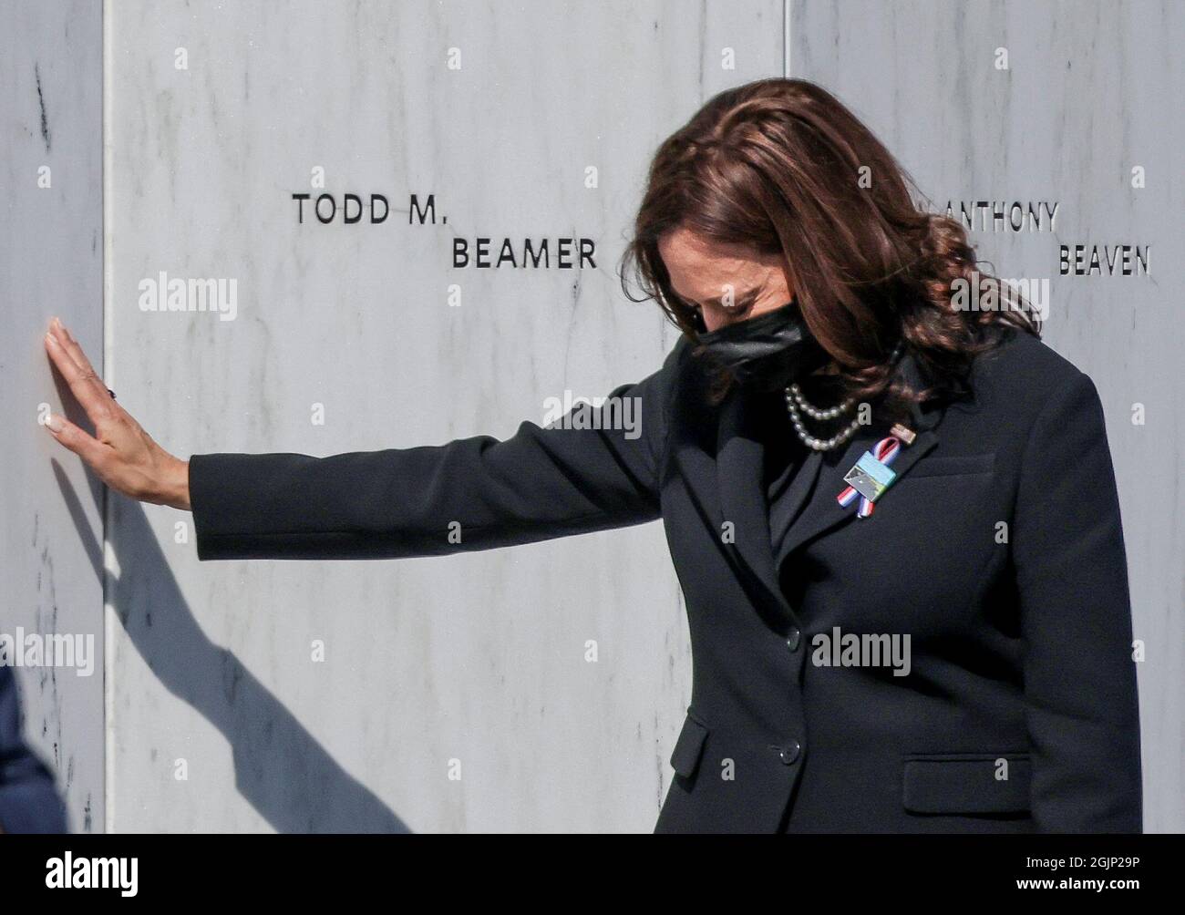 Il Vice Presidente degli Stati Uniti Kamala Harris tocca il Flight 93 National Memorial durante un evento commemorativo del 20° anniversario degli attacchi del 11 settembre 2001, a Stoystown, Pennsylvania, Stati Uniti, Settembre 11, 2021. REUTERS/Evelyn Hockstein Foto Stock