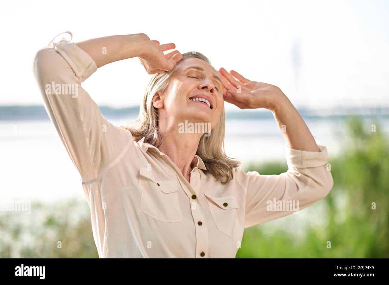 Donna adulta felice con occhi chiusi e sorriso Foto Stock