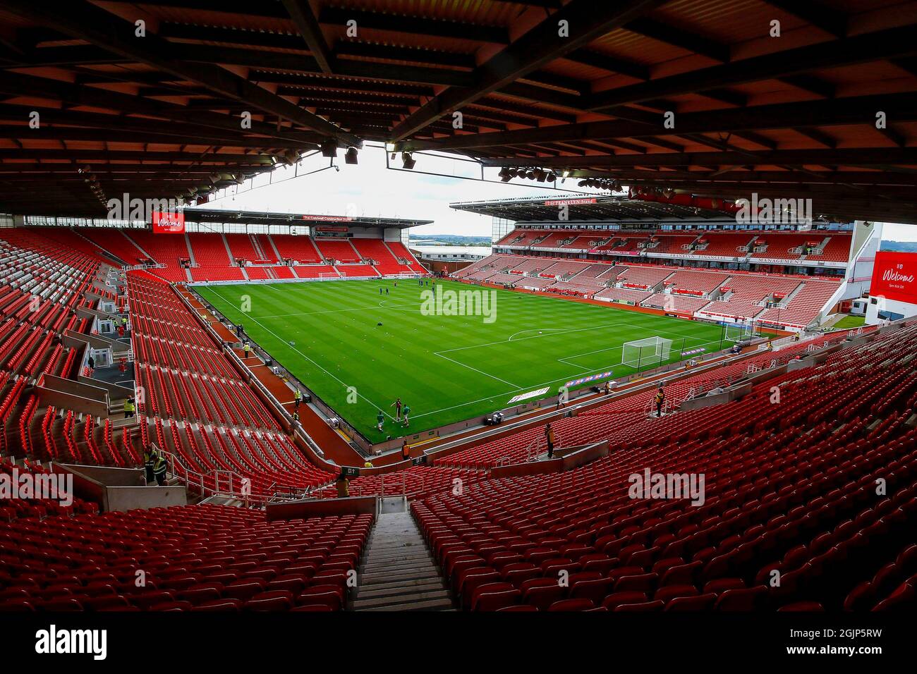 Stoke on Trent, Regno Unito. 11 Settembre 2021. Vista generale all'interno dello stadio. EFL Skybet Championship match, Stoke City / Huddersfield Town al Bet365 Stadium di Stoke on Trent sabato 11 settembre 2021. Questa immagine può essere utilizzata solo per scopi editoriali. Solo per uso editoriale, licenza richiesta per uso commerciale. Nessun uso in scommesse, giochi o un singolo club/campionato/giocatore publications.pic di Chris Stading/Andrew Orchard sport fotografia/Alamy Live News credito: Andrew Orchard sport fotografia/Alamy Live News Foto Stock