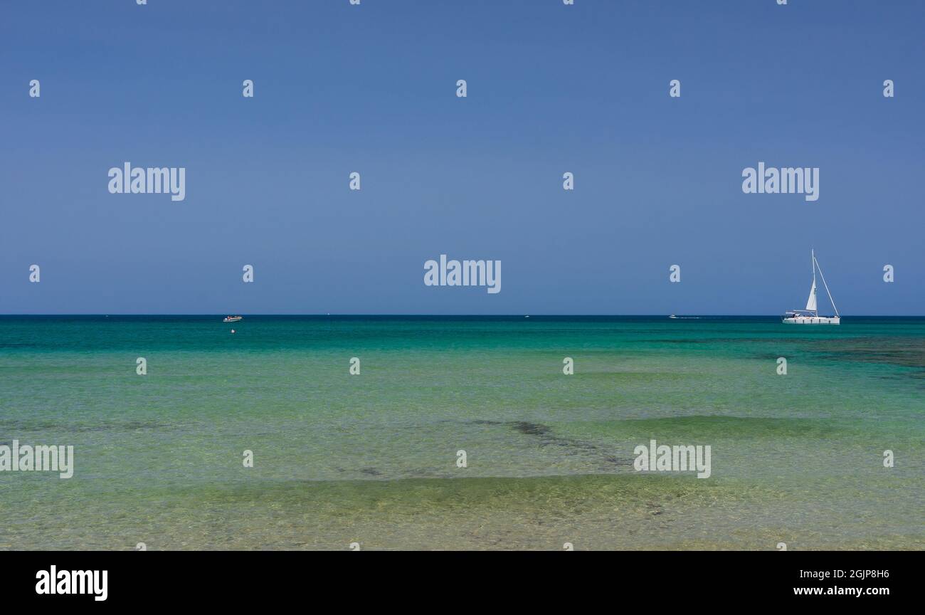 Ostuni, Brindisi, Puglia. Fantastica vista sulle acque limpide e limpide e sulle meravigliose coste del mare Adriatico. Foto Stock