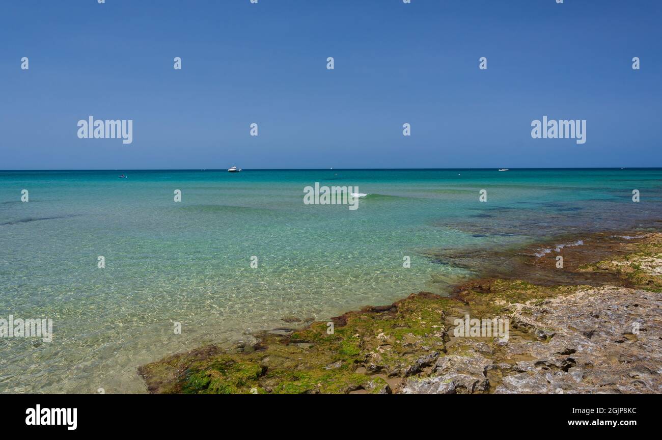 Ostuni, Brindisi, Puglia. Fantastica vista sulle acque limpide e limpide e sulle meravigliose coste del mare Adriatico. Foto Stock