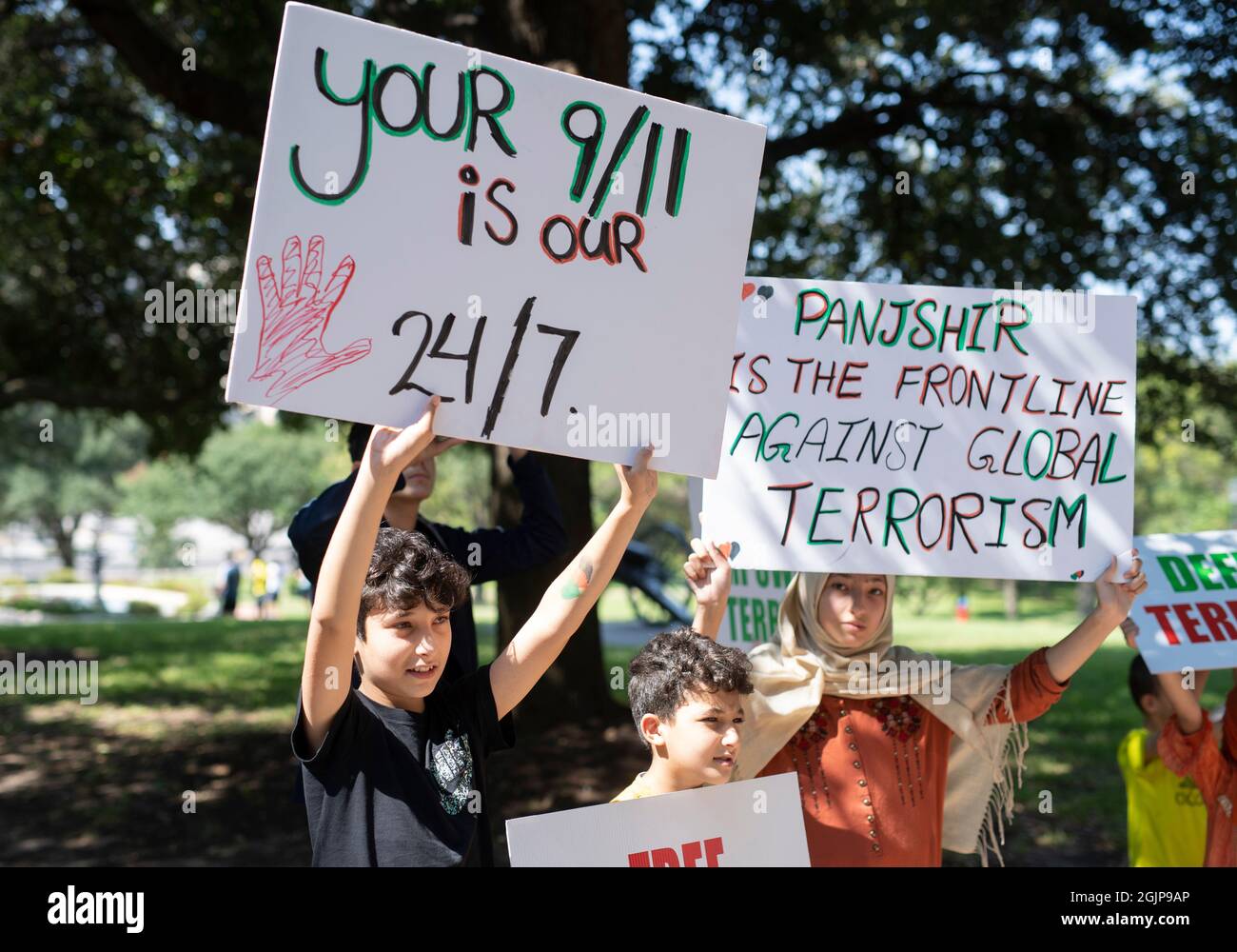 Austin, Texas, Stati Uniti. 11 Settembre 2021. Nell'anniversario degli attacchi dell'11 settembre contro l'America, cento ex afghani che vivono nel Texas centrale si radunano al Campidoglio dello Stato per denunciare il governo dei talebani e le minacce terroristiche del Pakistan. Gli oratori hanno sottolineato la continua minaccia per le donne afghane sotto l'attuale regola dei talebani. (Credit Image: © Bob Daemmrich/ZUMA Press Wire) Foto Stock