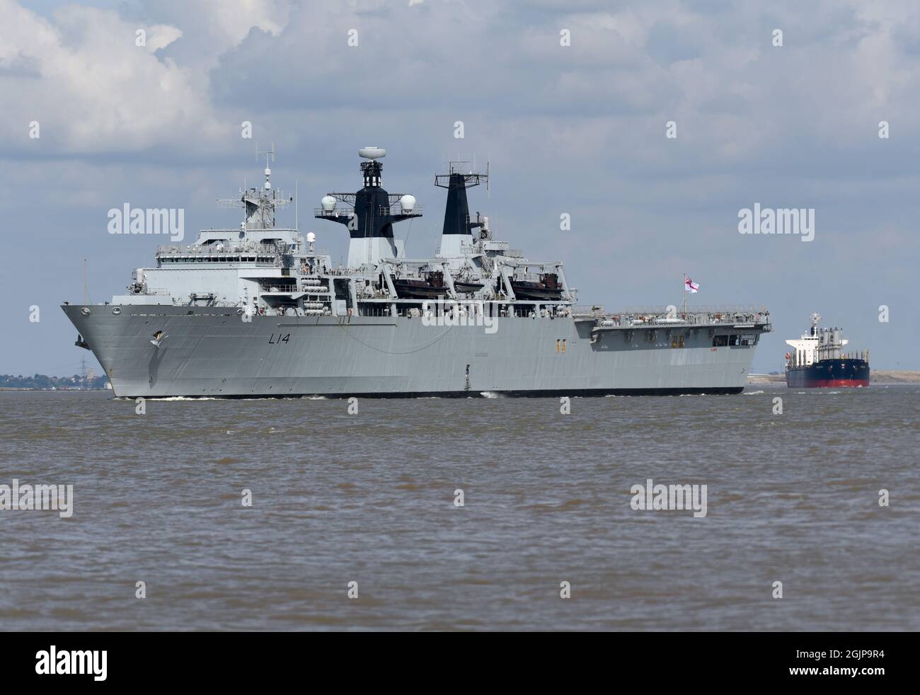 11/09/2021 River Thames Gravesend HMS Albion (L14) è una nave multirole di classe Albion della Royal Navy. È mascherata come un assalto anfibio, trans Foto Stock