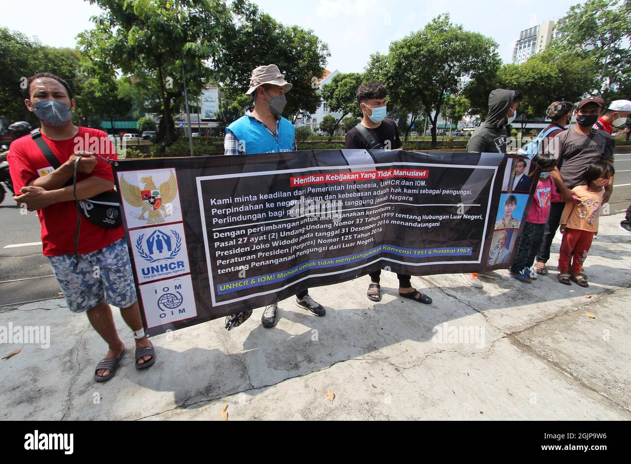 (9/6/2021) un certo numero di rifugiati afghani ha tenuto una manifestazione dietro il Palazzo Presidenziale a Jalan Veteran, nel centro di Giacarta, dopo che i rifugiati afghani sono stati sfrattati dalla tenda dove erano riparati, che era sul marciapiede accanto all'ufficio dell'UNHCR. Chiedono chiarezza sul loro destino in Indonesia al Presidente della Repubblica indonesiana, Joko Widodo, affinché possano essere trasferiti in insediamenti permanenti in altri paesi come rifugiati. Gli ufficiali di polizia hanno disperso forzatamente la loro dimostrazione perché non vi era notifica di autorizzazione a dimostrare nell'area del ring 1 e del creat Foto Stock