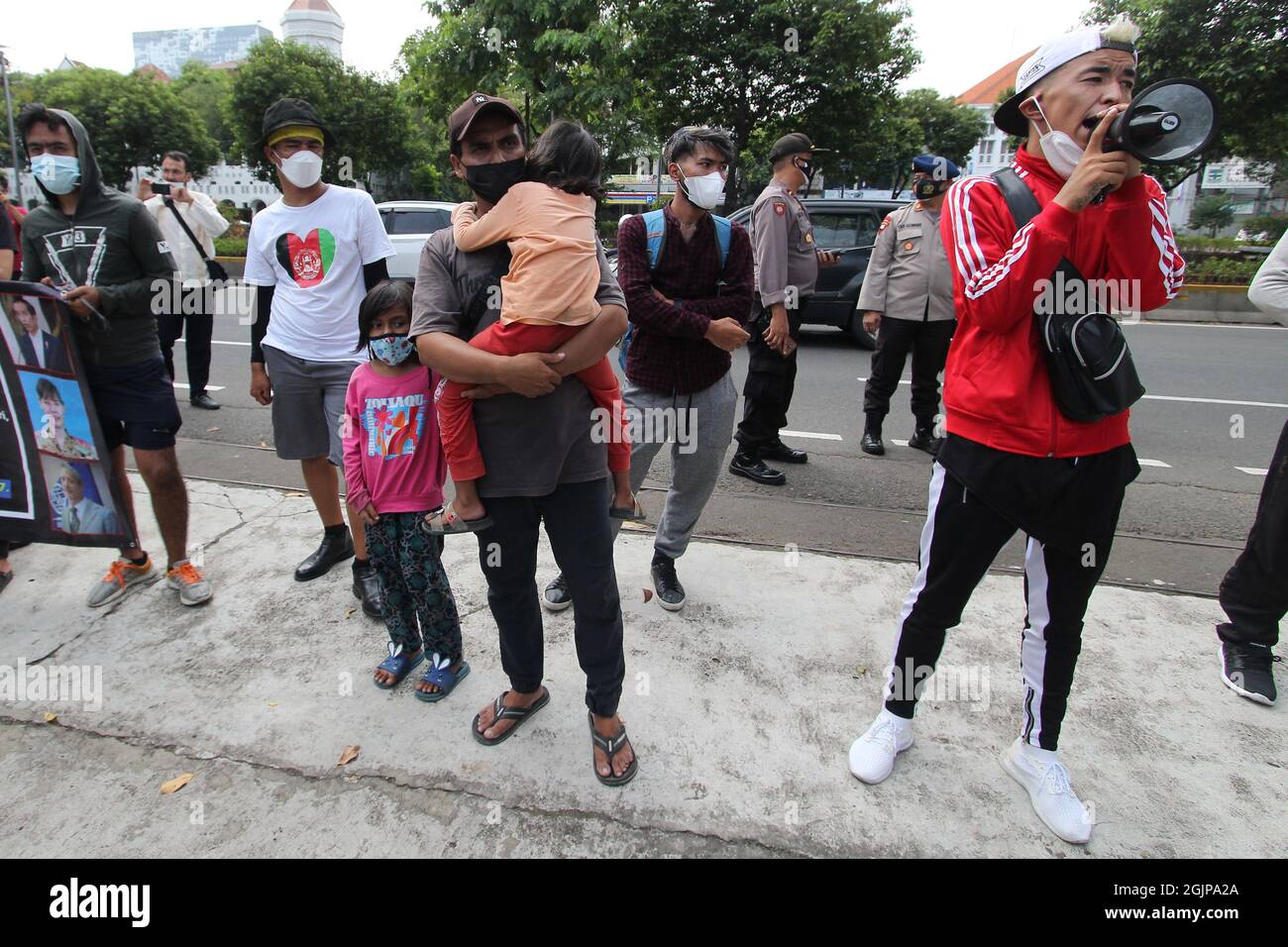 (9/6/2021) un certo numero di rifugiati afghani ha tenuto una manifestazione dietro il Palazzo Presidenziale a Jalan Veteran, nel centro di Giacarta, dopo che i rifugiati afghani sono stati sfrattati dalla tenda dove erano riparati, che era sul marciapiede accanto all'ufficio dell'UNHCR. Chiedono chiarezza sul loro destino in Indonesia al Presidente della Repubblica indonesiana, Joko Widodo, affinché possano essere trasferiti in insediamenti permanenti in altri paesi come rifugiati. Gli ufficiali di polizia hanno disperso forzatamente la loro dimostrazione perché non vi era notifica di autorizzazione a dimostrare nell'area del ring 1 e del creat Foto Stock