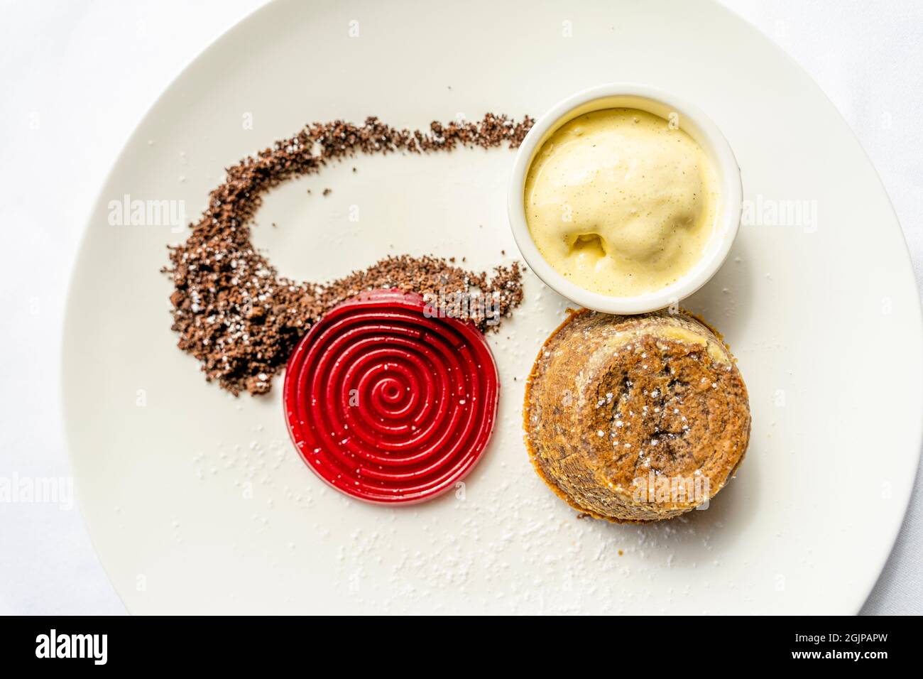 Torta di lava o torta al cioccolato fuso servita su piatto bianco Foto Stock