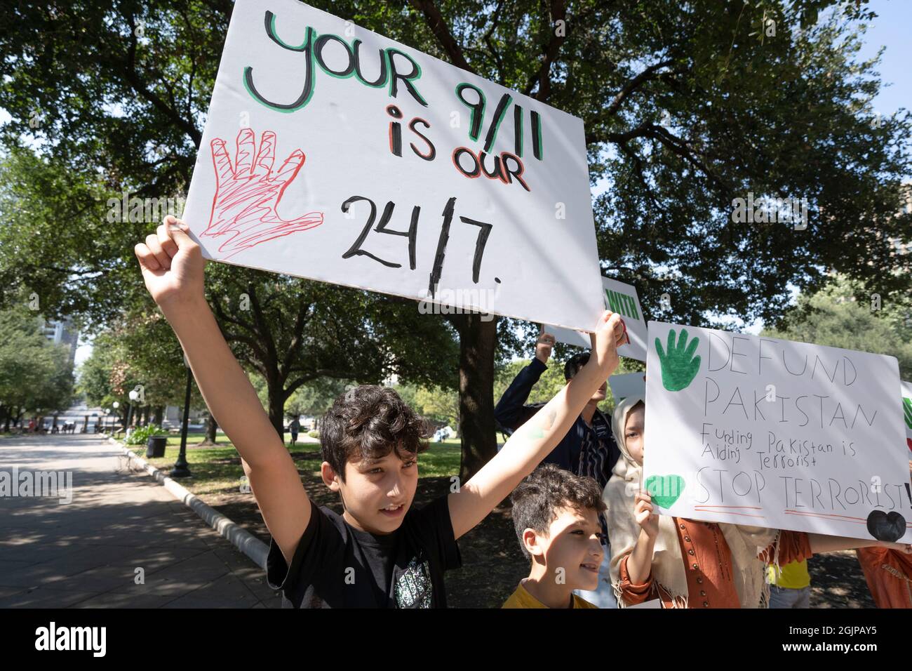 Austin Texas USA, 11 settembre 2021: Nel 20° anniversario degli attacchi terroristici dell'11 settembre contro l'America, circa un centinaio di ex afghani che vivono nel Texas centrale si radunano al Campidoglio dello Stato per denunciare il governo dei talebani e le minacce terroristiche dal Pakistan. Gli oratori hanno sottolineato la continua minaccia per le donne afghane sotto l'attuale regime talebano. Credit: Bob Daemmrich/Alamy Live News Foto Stock