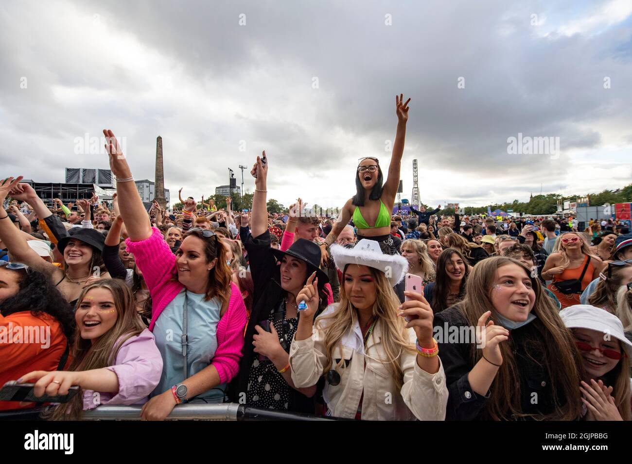 Glasgow, Scozia. 11 settembre 2021 NELLA FOTO: La folla di fronte al palcoscenico principale che suona TRNSMT 2021 godendo il sole serale e ascoltando la musica. La gente nella folla si vede non indossare maschere nonostante il più alto aumento di COVID19 in Scozia da quando è iniziato il record. Credit: Colin Fisher/Alamy Live News. Foto Stock