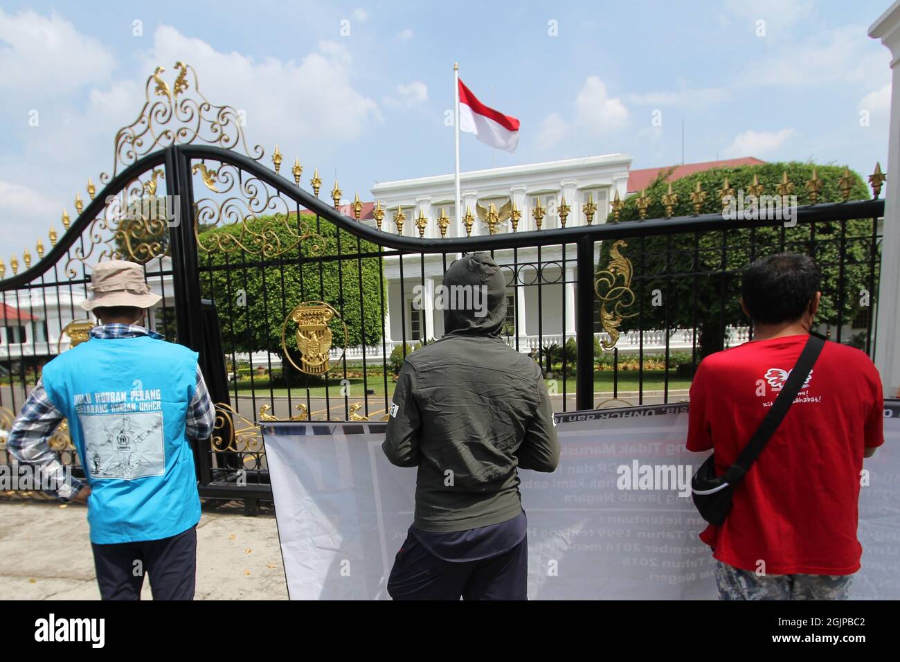 (9/6/2021) un certo numero di rifugiati afghani ha tenuto una manifestazione dietro il Palazzo Presidenziale a Jalan Veteran, nel centro di Giacarta, dopo che i rifugiati afghani sono stati sfrattati dalla tenda dove erano riparati, che era sul marciapiede accanto all'ufficio dell'UNHCR. Chiedono chiarezza sul loro destino in Indonesia al Presidente della Repubblica indonesiana, Joko Widodo, affinché possano essere trasferiti in insediamenti permanenti in altri paesi come rifugiati. Gli ufficiali di polizia hanno disperso forzatamente la loro dimostrazione perché non vi era notifica di autorizzazione a dimostrare nell'area del ring 1 e del creat Foto Stock