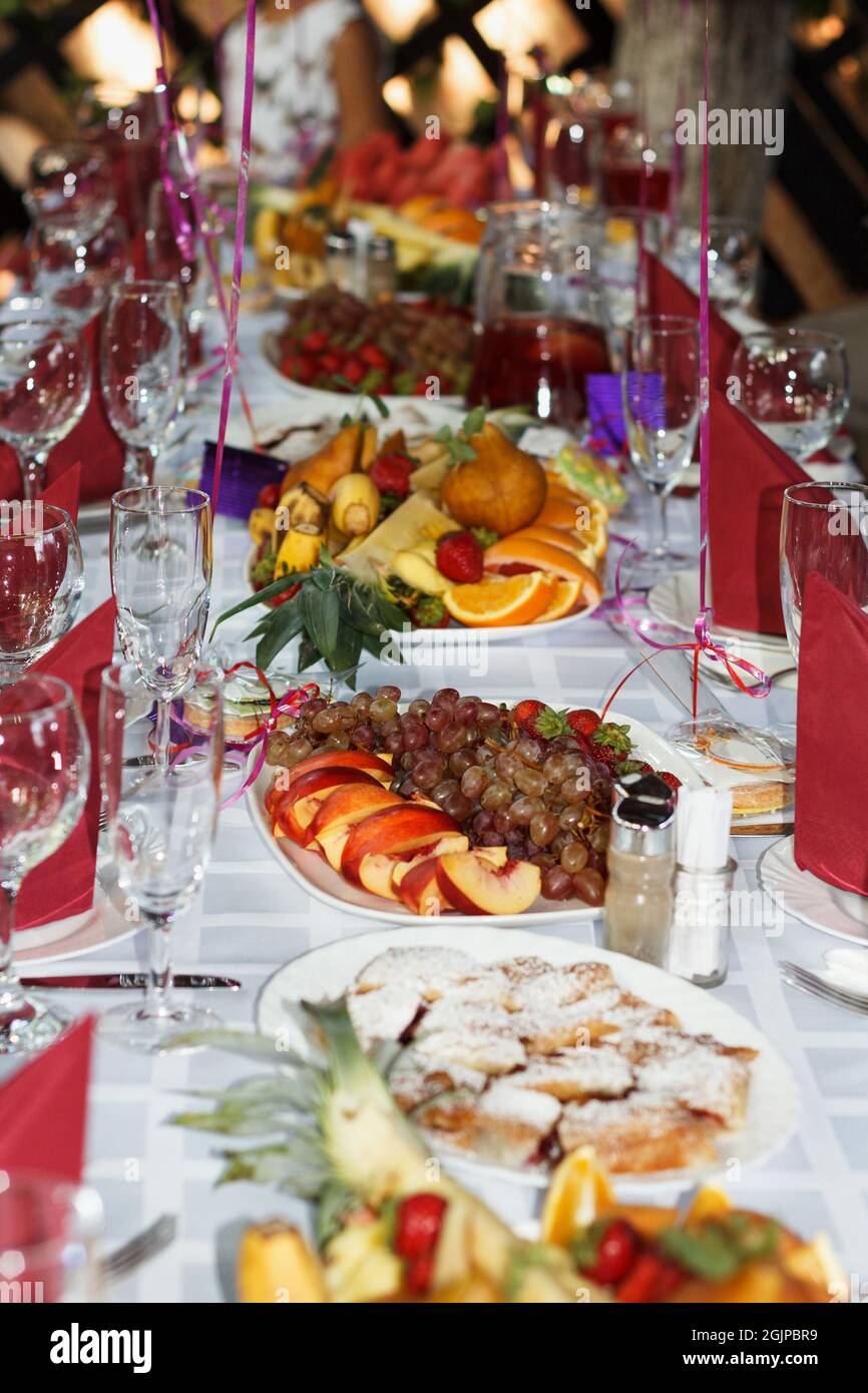 Tavolo festivo per banchetti con dessert al ristorante Foto Stock