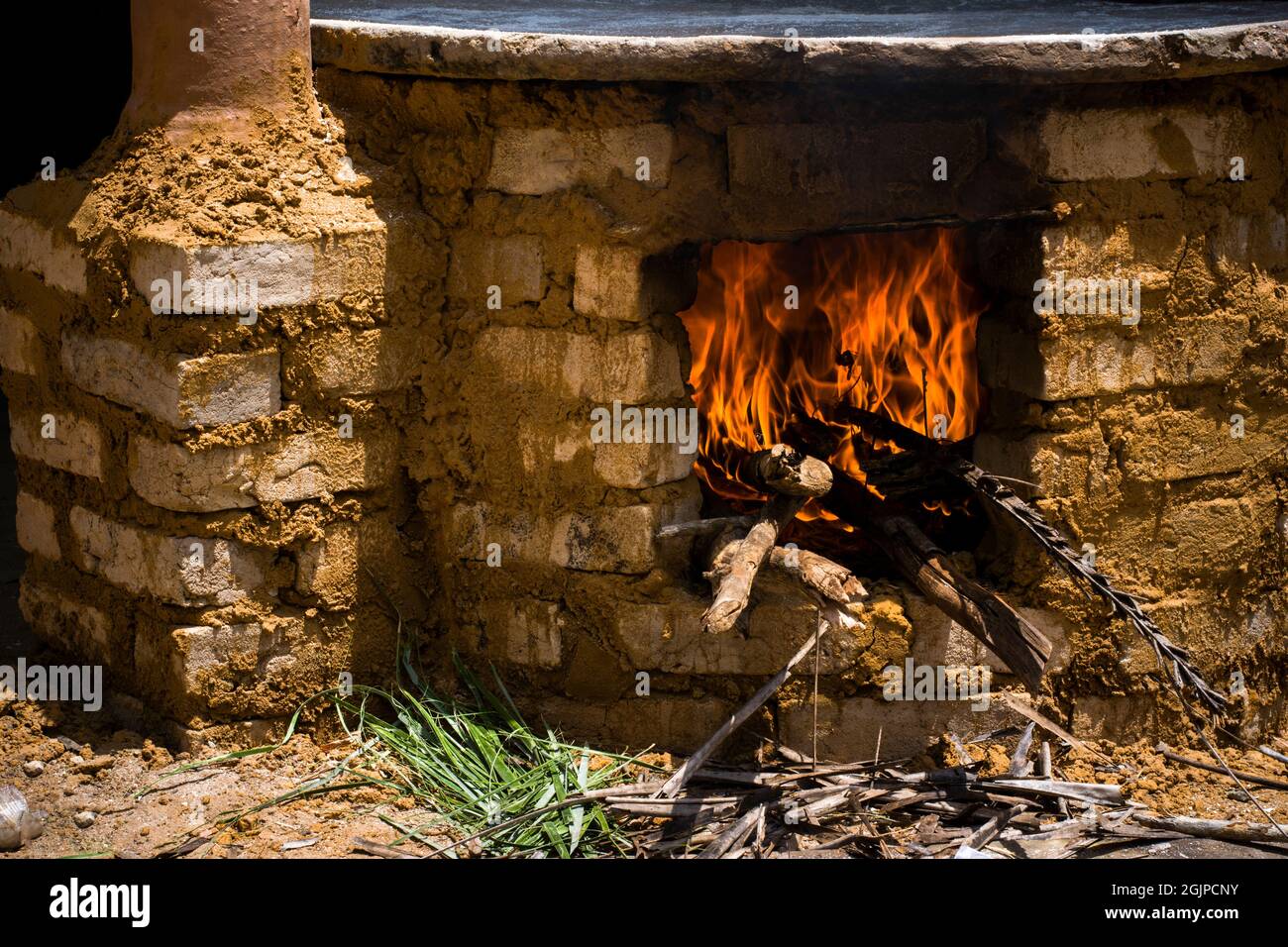 Stufa di creta per fare il cibo fatto in casa, specialmente Beiju. Irara, Bahia, Brasile. Foto Stock