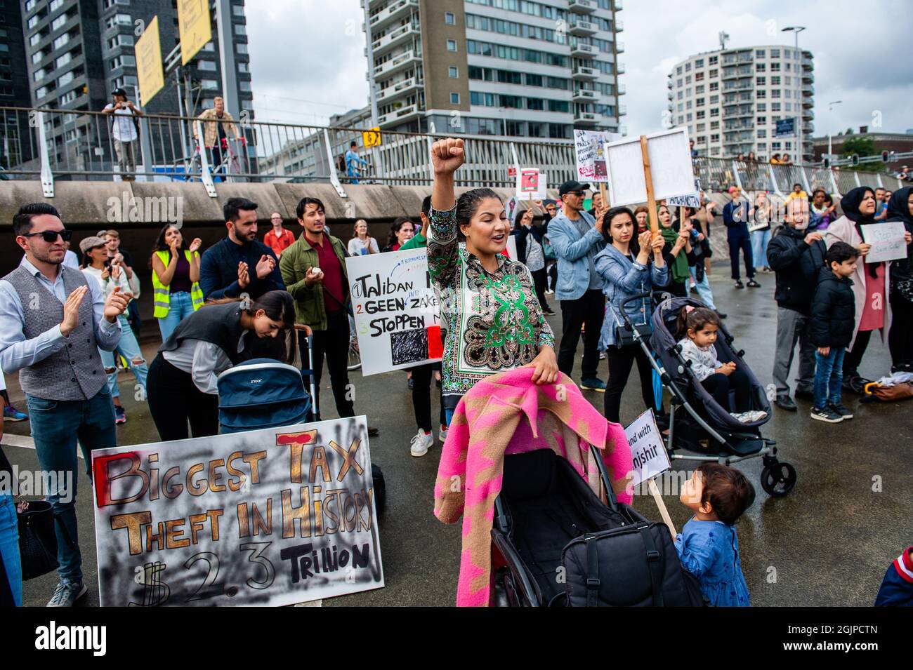 I manifestanti cantano slogan contro il regime talebano durante la manifestazione. La Federazione delle organizzazioni residenti afghane in Europa (FAROE) ha organizzato manifestazioni in diverse città europee il 11 settembre, esattamente vent'anni fa che gli alleati della NATO sono andati in Afghanistan dopo gli attacchi terroristici del 9/11 contro gli Stati Uniti. A Rotterdam, circa cento persone si sono riunite per dichiarare la propria solidarietà all'Afghanistan che continua a lottare per un Afghanistan libero e democratico dopo che l'esercito degli Stati Uniti ha lasciato il paese alcune settimane fa. Foto Stock