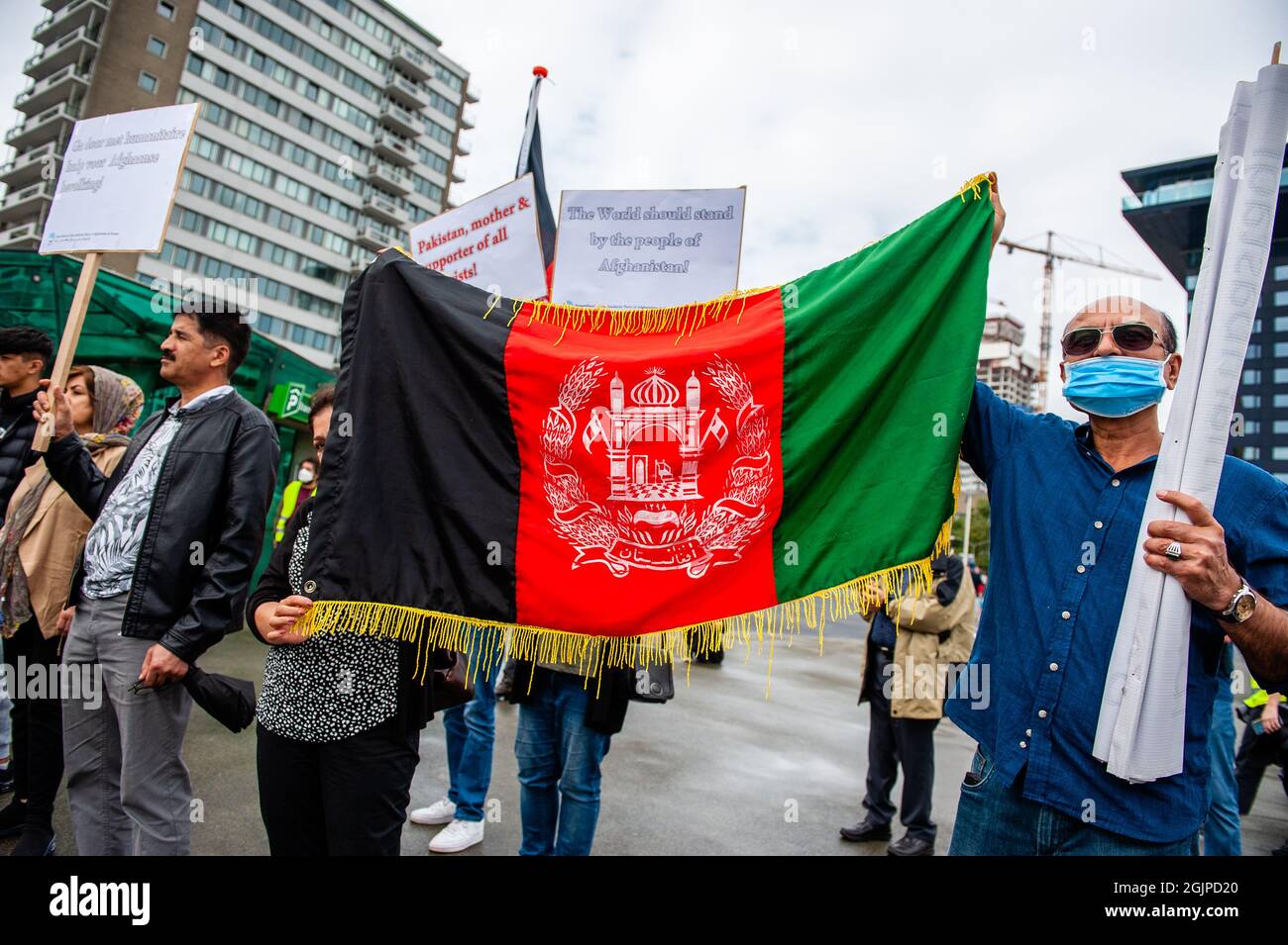 I manifestanti detengono una bandiera afghana durante la manifestazione. La Federazione delle organizzazioni residenti afghane in Europa (FAROE) ha organizzato manifestazioni in diverse città europee il 11 settembre, esattamente vent'anni fa, che gli alleati della NATO sono andati in Afghanistan dopo gli attacchi terroristici del 9/11 contro gli Stati Uniti. A Rotterdam, circa cento persone si sono riunite per dichiarare la propria solidarietà all'Afghanistan che continua a lottare per un Afghanistan libero e democratico dopo che l'esercito degli Stati Uniti ha lasciato il paese alcune settimane fa. (Foto di Ana Fernandez/SOPA Images/Sipa USA) Foto Stock