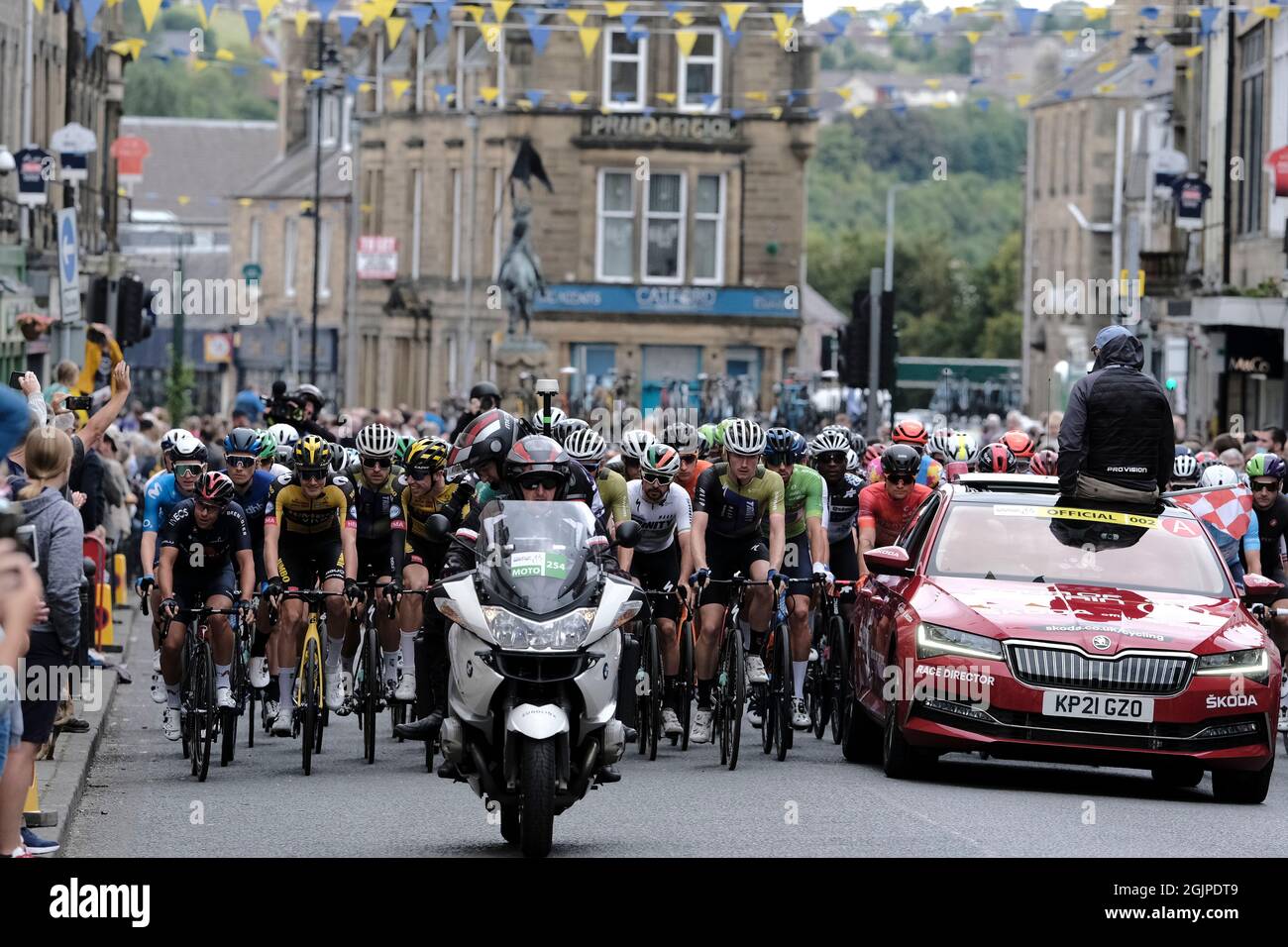 Hawick, Regno Unito. 11 Settembre 2021. AJ Bell Tour of Britain 2021 - Stage Seven - Hawick a Edimburgo. Gli outtriders del motociclo conducono davanti ai competitori in partenza durante la partenza neutralizzata lungo Hawick High Street su sabato 11 settembre 2021 accreditamento: Rob Gray/Alamy Live News Foto Stock