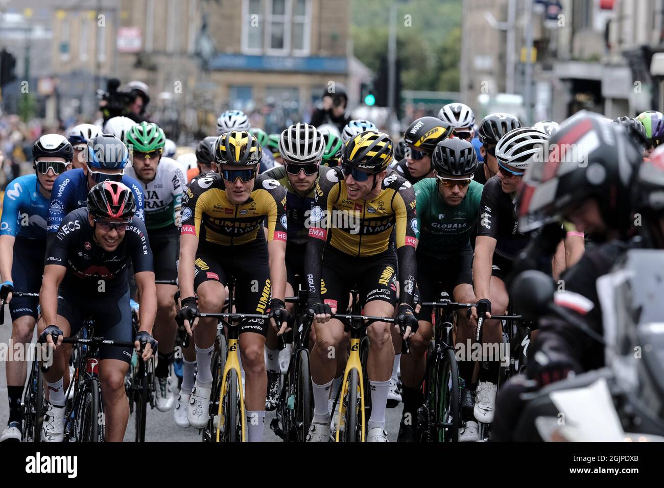 Hawick, Regno Unito. 11 Settembre 2021. AJ Bell Tour of Britain 2021 - Stage Seven - Hawick a Edimburgo. Gli outtriders del motociclo conducono davanti ai competitori in partenza durante la partenza neutralizzata lungo Hawick High Street su sabato 11 settembre 2021 accreditamento: Rob Gray/Alamy Live News Foto Stock