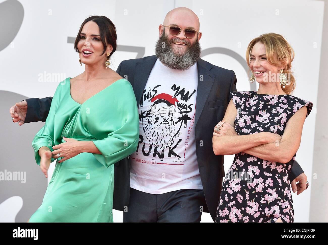 Venezia, Italia. 10 Settembre 2021. VENEZIA, ITALIA - SETTEMBRE 10: Marta Milans, Darko Peric, Yvonne Sciò partecipa al tappeto rosso del film Ennio (Ennio il Maestro) durante il 78° Festival Internazionale del Cinema di Venezia, il 10 Settembre 2021 a Venezia. Credit: dpa/Alamy Live News Foto Stock