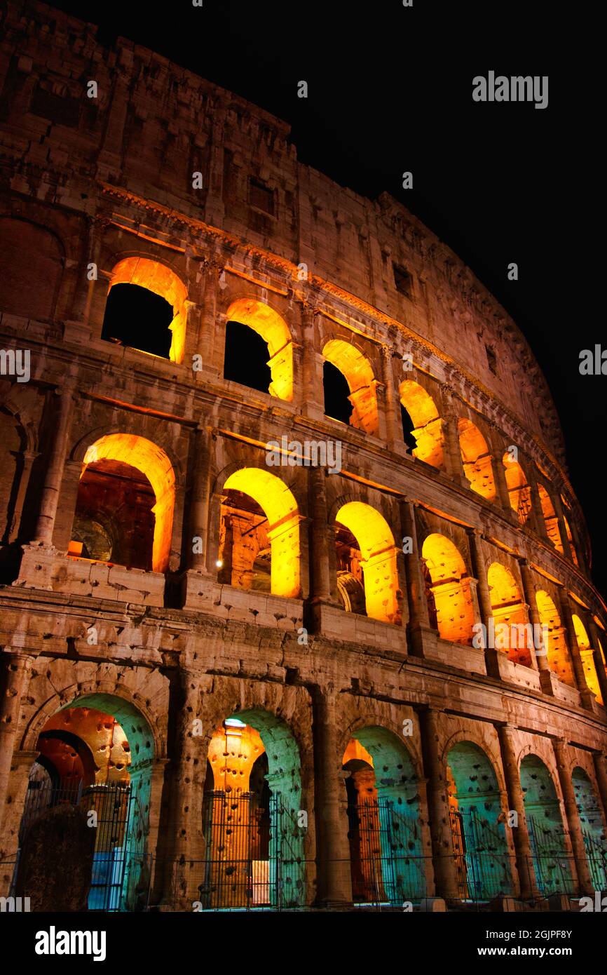 Il punto di riferimento storico di Roma di notte, il Colosseo Foto Stock