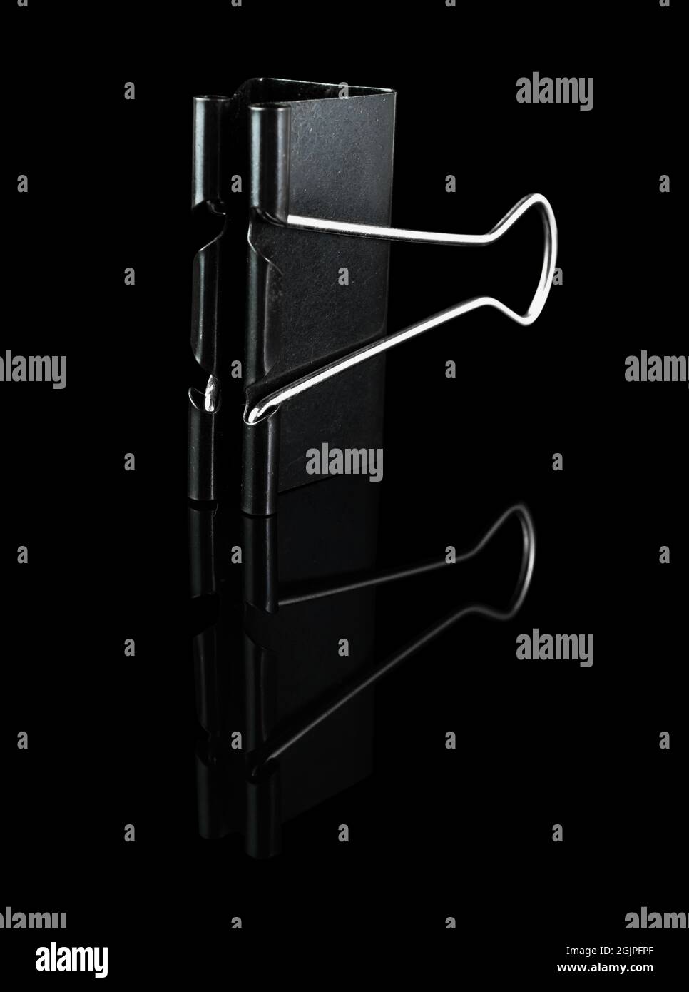 Graffetta metallica, Binder, nera, su sfondo nero, con riflessi Foto Stock