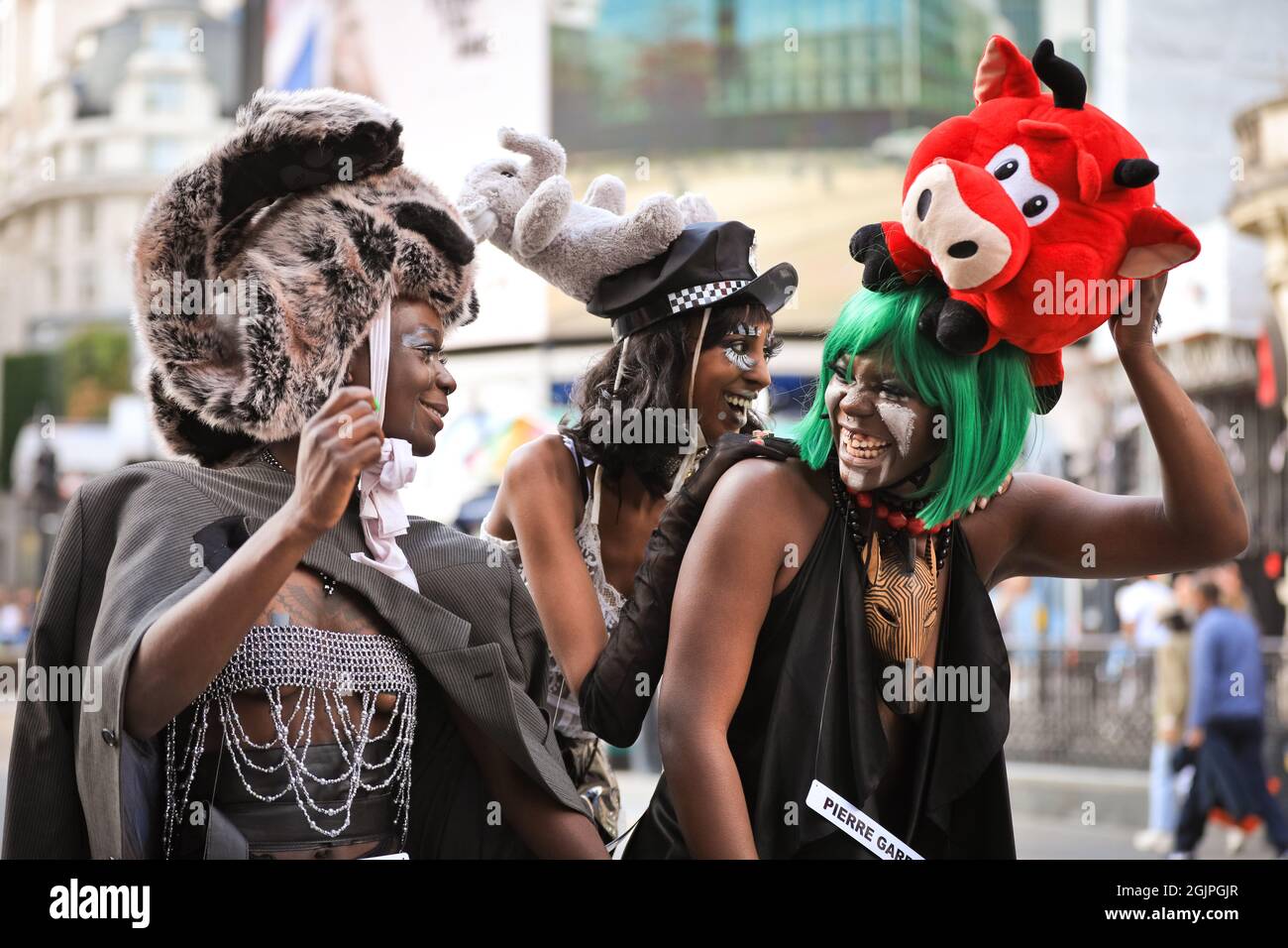 Londra, Regno Unito. 11 Settembre 2021. I modelli si presentano in abiti e accessori stravaganti in una sfilata di moda di strada flashmob per il designer Pierre Garroudi nelle strade del centro di Londra. Credit: Imagplotter/Alamy Live News Foto Stock