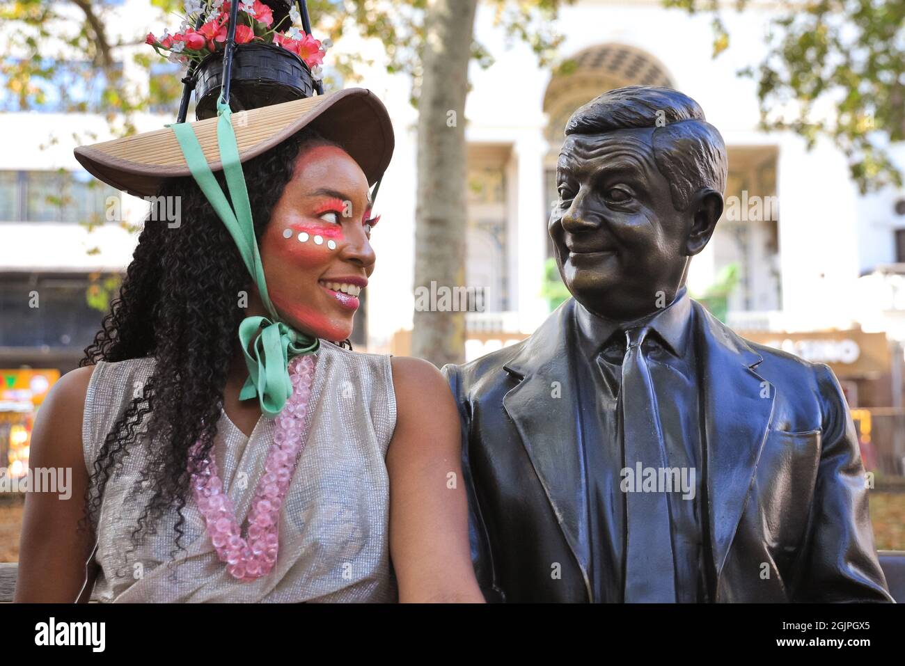 Londra, Regno Unito. 11 Settembre 2021. Un modello si pone con la statua di MR. Bean. I modelli si presentano in abiti e accessori stravaganti in una sfilata di moda di strada flashmob per il designer Pierre Garroudi nelle strade del centro di Londra. Credit: Imagplotter/Alamy Live News Foto Stock