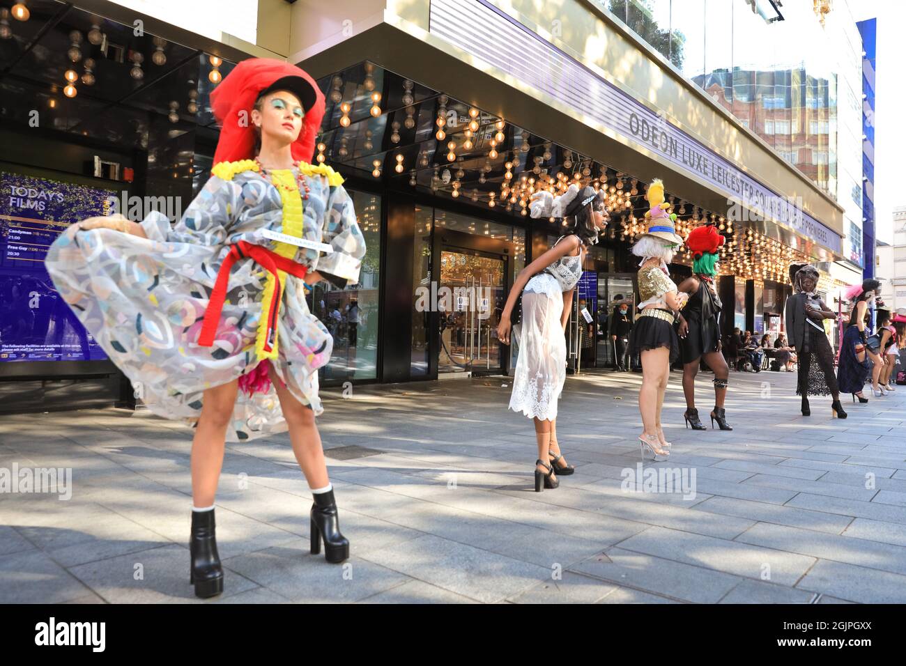 Londra, Regno Unito. 11 Settembre 2021. I modelli si presentano in abiti e accessori stravaganti in una sfilata di moda di strada flashmob per il designer Pierre Garroudi nelle strade del centro di Londra. Credit: Imagplotter/Alamy Live News Foto Stock