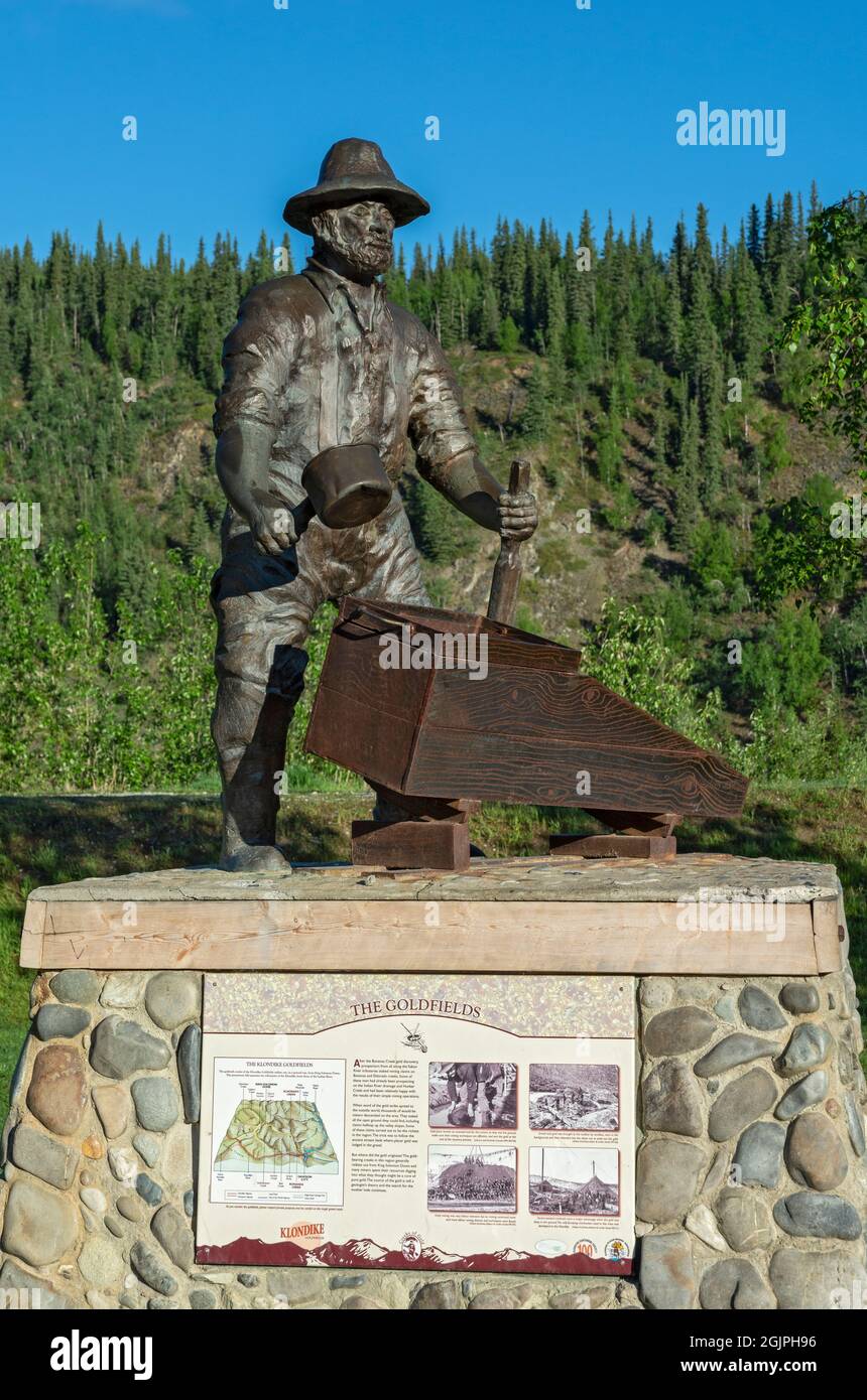 Canada, Yukon Territory, Dawson City, monumento dedicato ai minatori d'oro Klondike Foto Stock