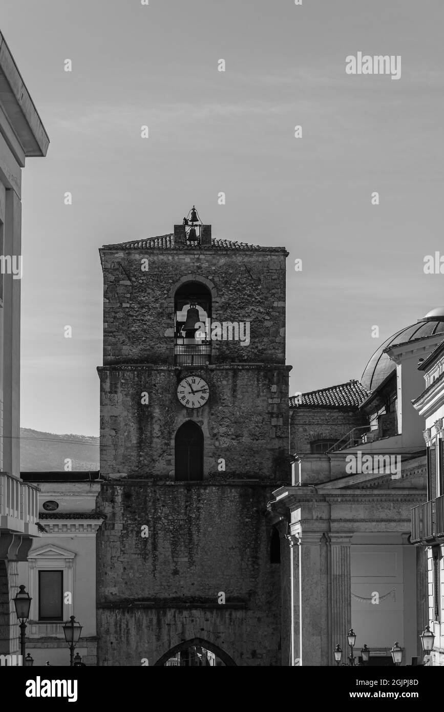 La Cattedrale di San Pietro Apostolo è il più importante edificio cattolico della città di Isernia, chiesa madre della diocesi di Isernia-Venafro Foto Stock