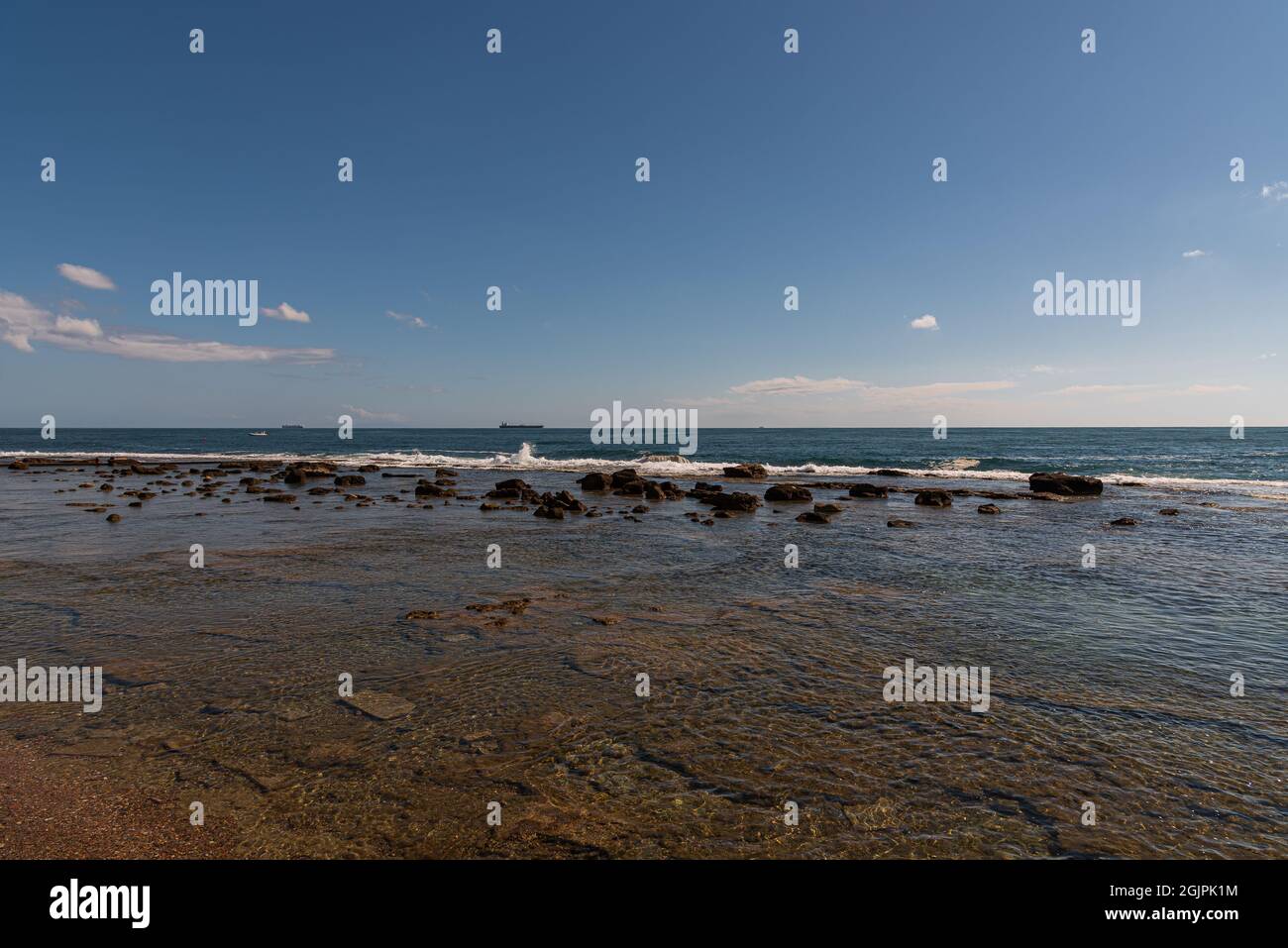 Il lungomare di Livorno è una passeggiata che si snoda per diversi chilometri lungo la costa del Mar Ligure, a partire dalla zona portuale e idealmente si conclude Foto Stock