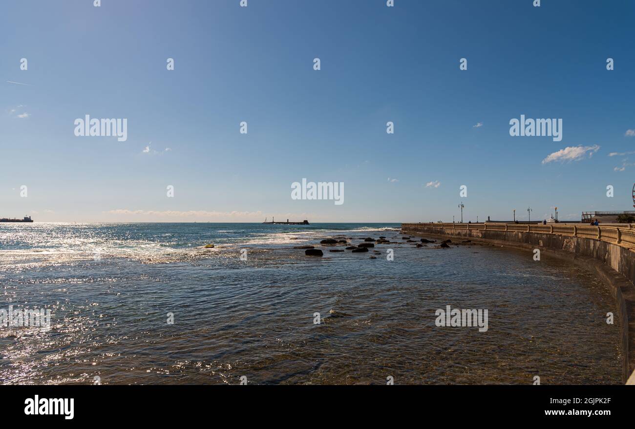 Il lungomare di Livorno è una passeggiata che si snoda per diversi chilometri lungo la costa del Mar Ligure, a partire dalla zona portuale e idealmente si conclude Foto Stock