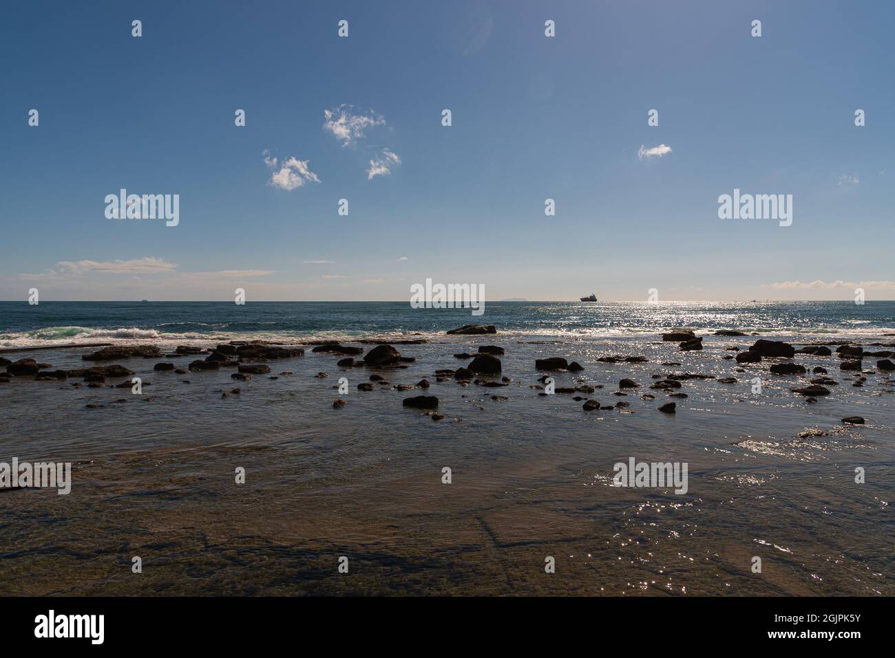 Il lungomare di Livorno è una passeggiata che si snoda per diversi chilometri lungo la costa del Mar Ligure, a partire dalla zona portuale e idealmente si conclude Foto Stock