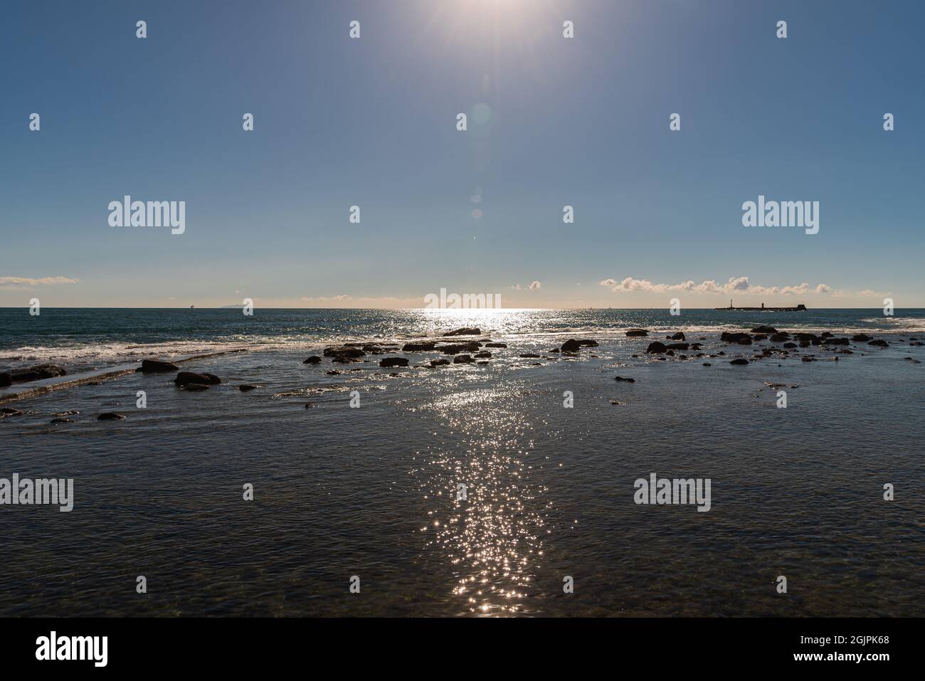 Il lungomare di Livorno è una passeggiata che si snoda per diversi chilometri lungo la costa del Mar Ligure, a partire dalla zona portuale e idealmente si conclude Foto Stock