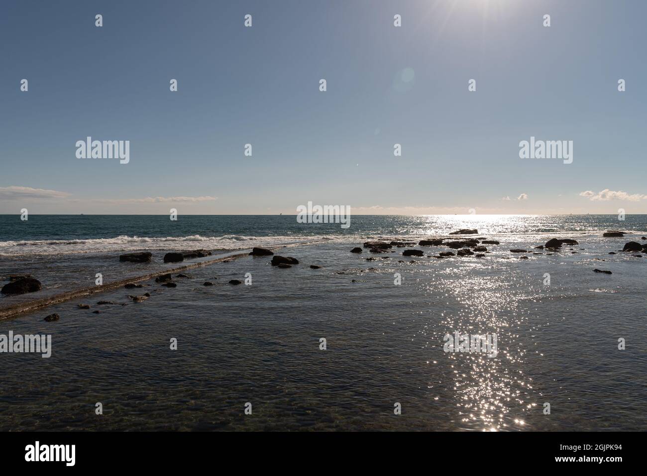 Il lungomare di Livorno è una passeggiata che si snoda per diversi chilometri lungo la costa del Mar Ligure, a partire dalla zona portuale e idealmente si conclude Foto Stock