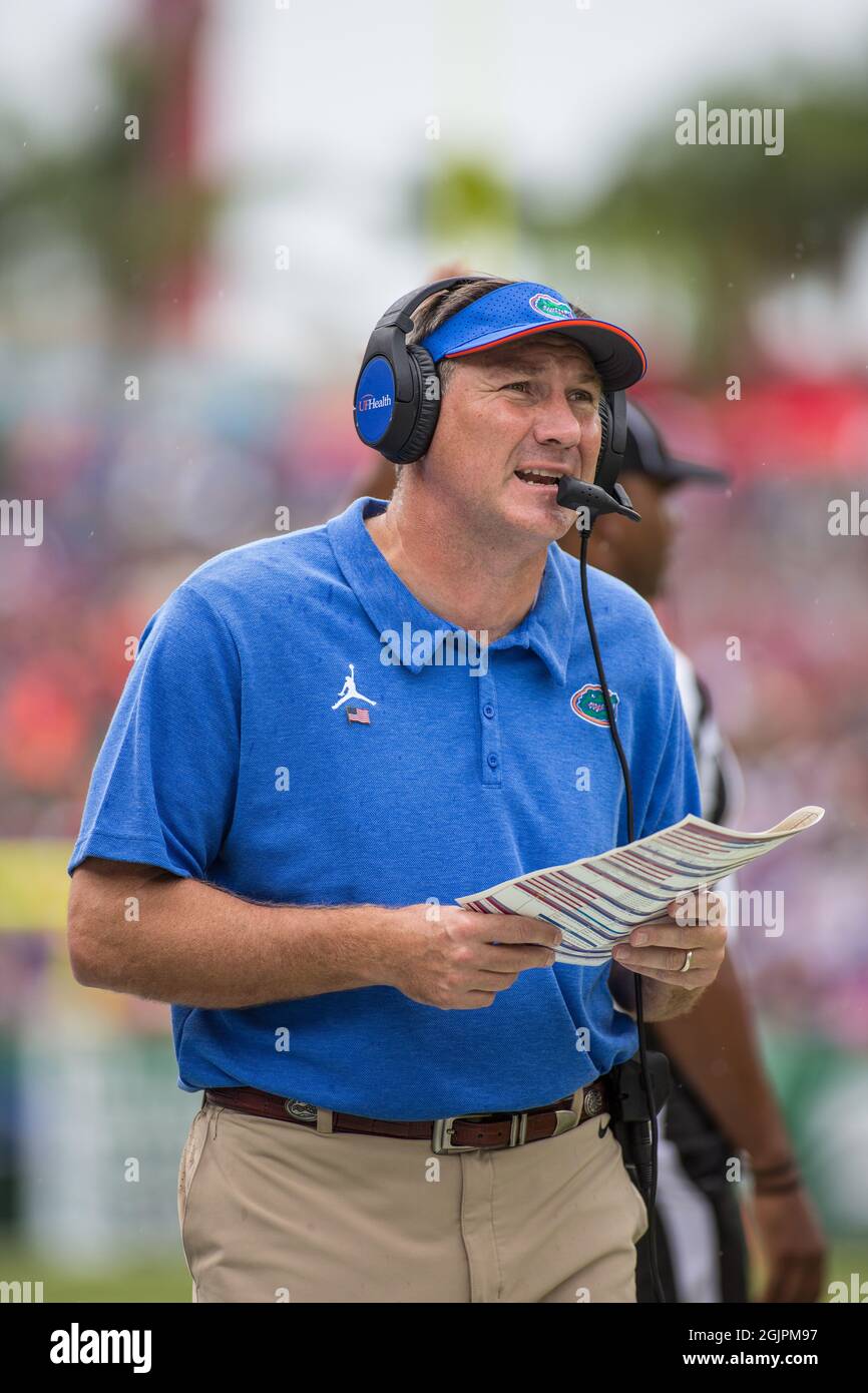 11 settembre 2021: Il capo allenatore di Florida Gators Dan Mullen chiama una partita durante la partita di football NCAA tra Florida Gators e South Florida Bulls al Raymond James Stadium Tampa, FL. Jonathan Huff/CSM Foto Stock