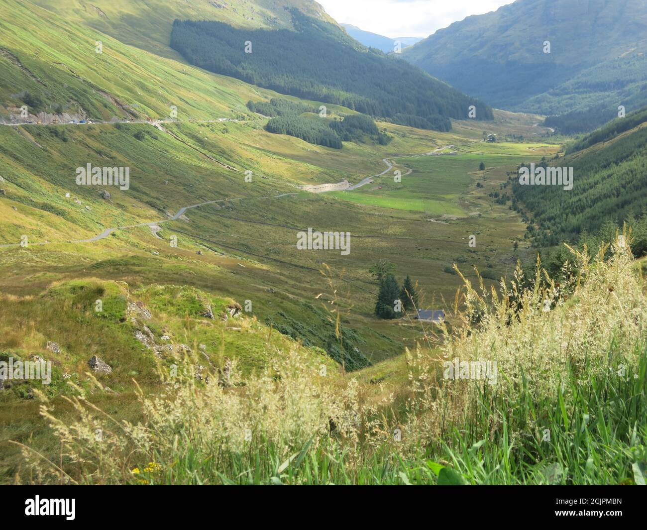 La linea della vecchia strada militare progettata dal generale Wade segue il fondovalle lungo l'attuale A83 a 'Rest and Be Thankful'. Foto Stock