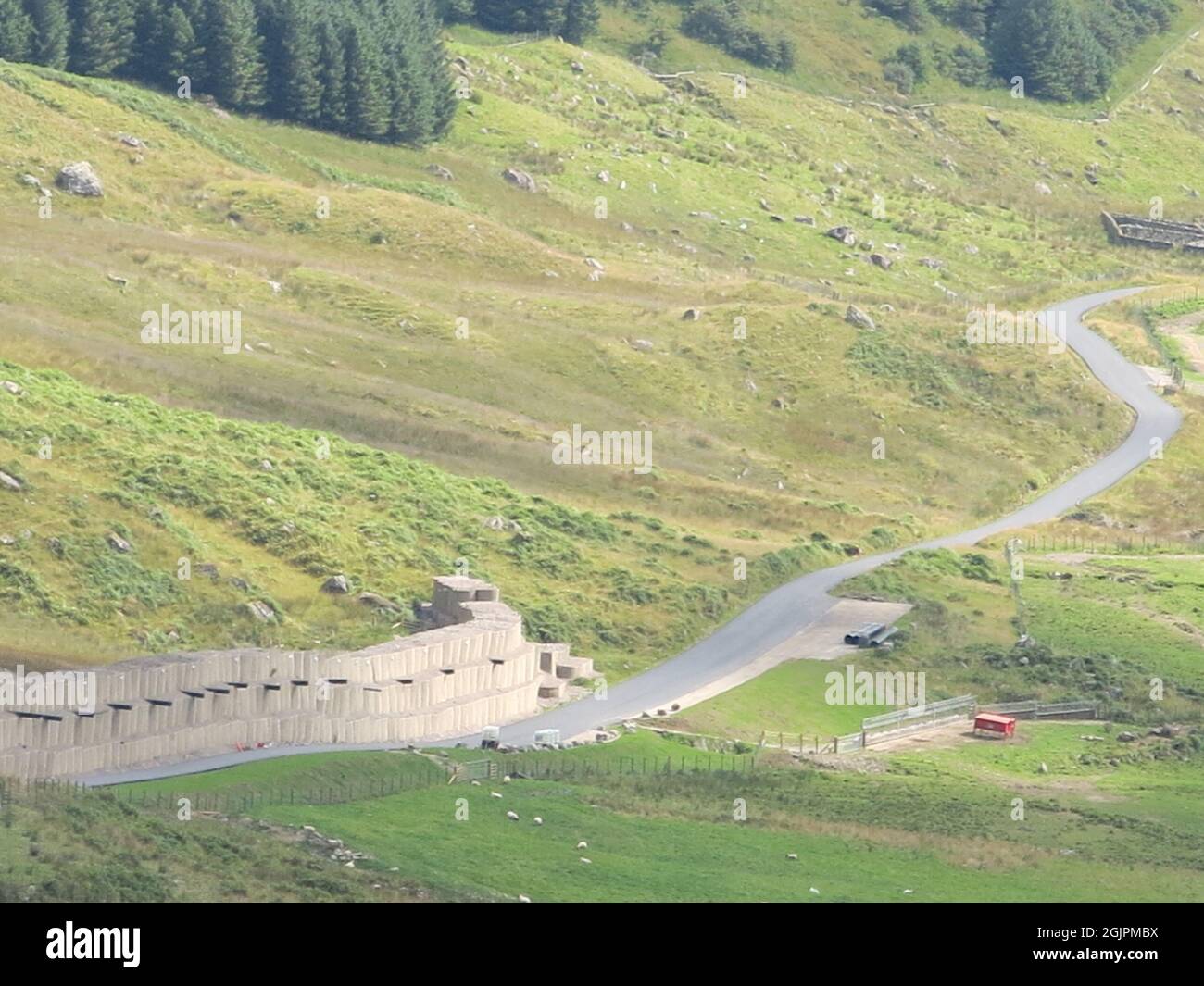 Il percorso della vecchia strada militare del generale Wade attraverso la valle, ingegnerizzato dopo la ribellione giacobita della Scozia; visto da riposo e ringraziato. Foto Stock