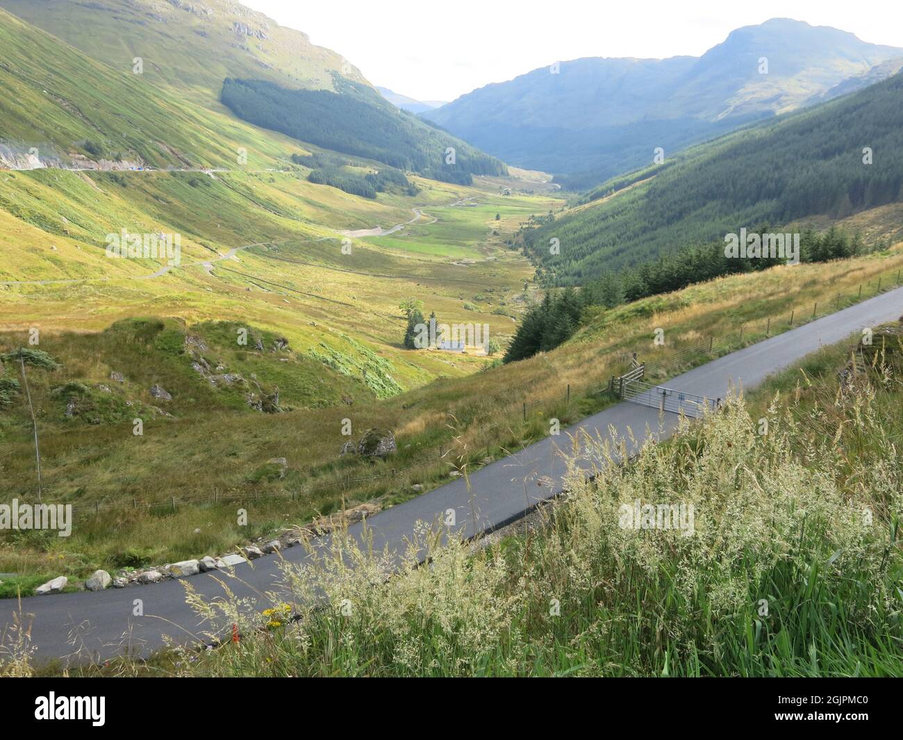 La linea della vecchia strada militare progettata dal generale Wade segue il fondovalle lungo l'attuale A83 a 'Rest and Be Thankful'. Foto Stock