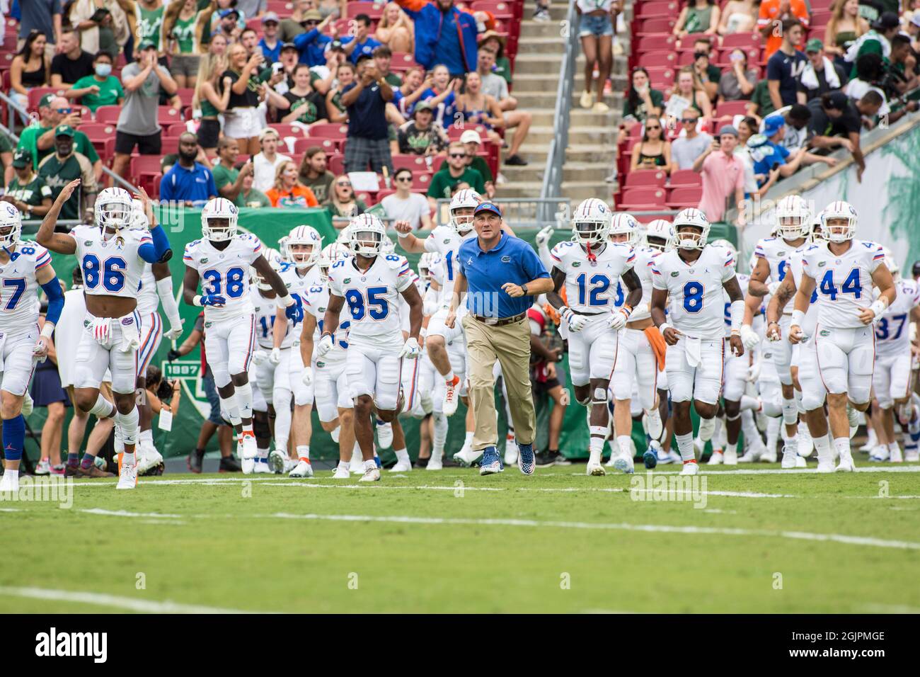 11 settembre 2021: Il capo allenatore di Florida Gators Dan Mullen guida i Gators sul campo prima della partita di football NCAA tra Florida Gators e South Florida Bulls al Raymond James Stadium Tampa, FL. Jonathan Huff/CSM Foto Stock