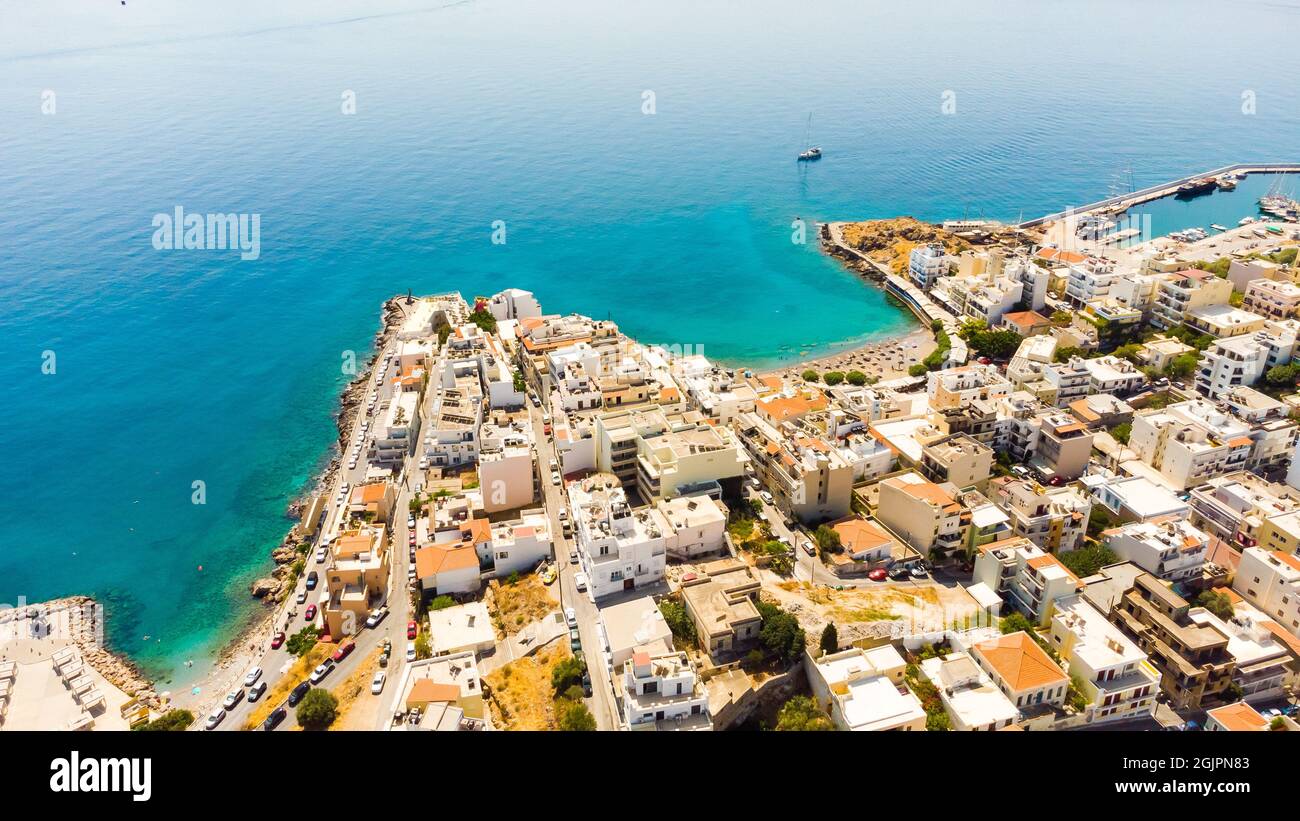 Agios Nikolaos. Agios Nikolaos è una pittoresca città nella parte orientale dell'isola di Creta, costruita sul lato nord-ovest della tranquilla baia di Foto Stock