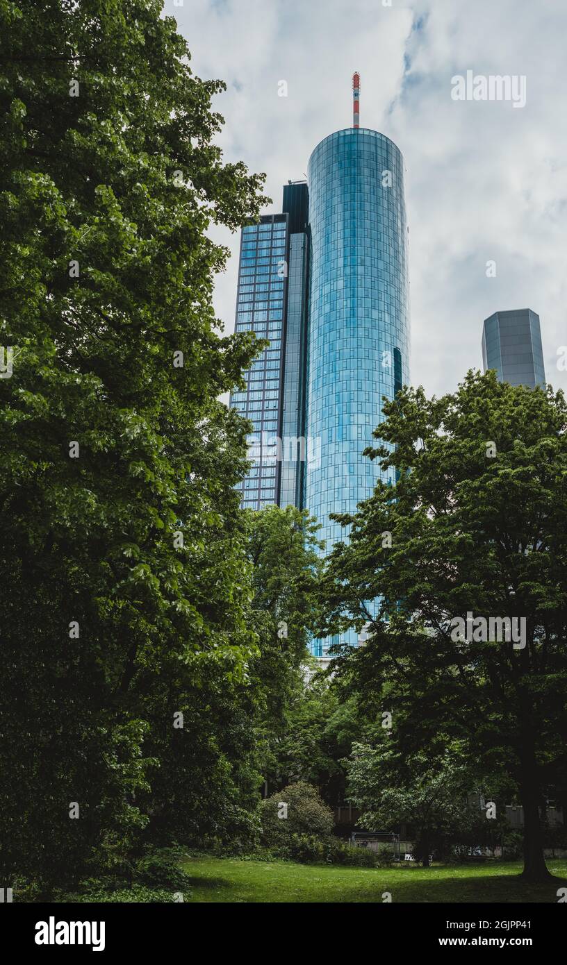 FRANCOFORTE sul MENO, GERMANIA - 4 giugno 2021: Torre principale di Francoforte, Germania Foto Stock