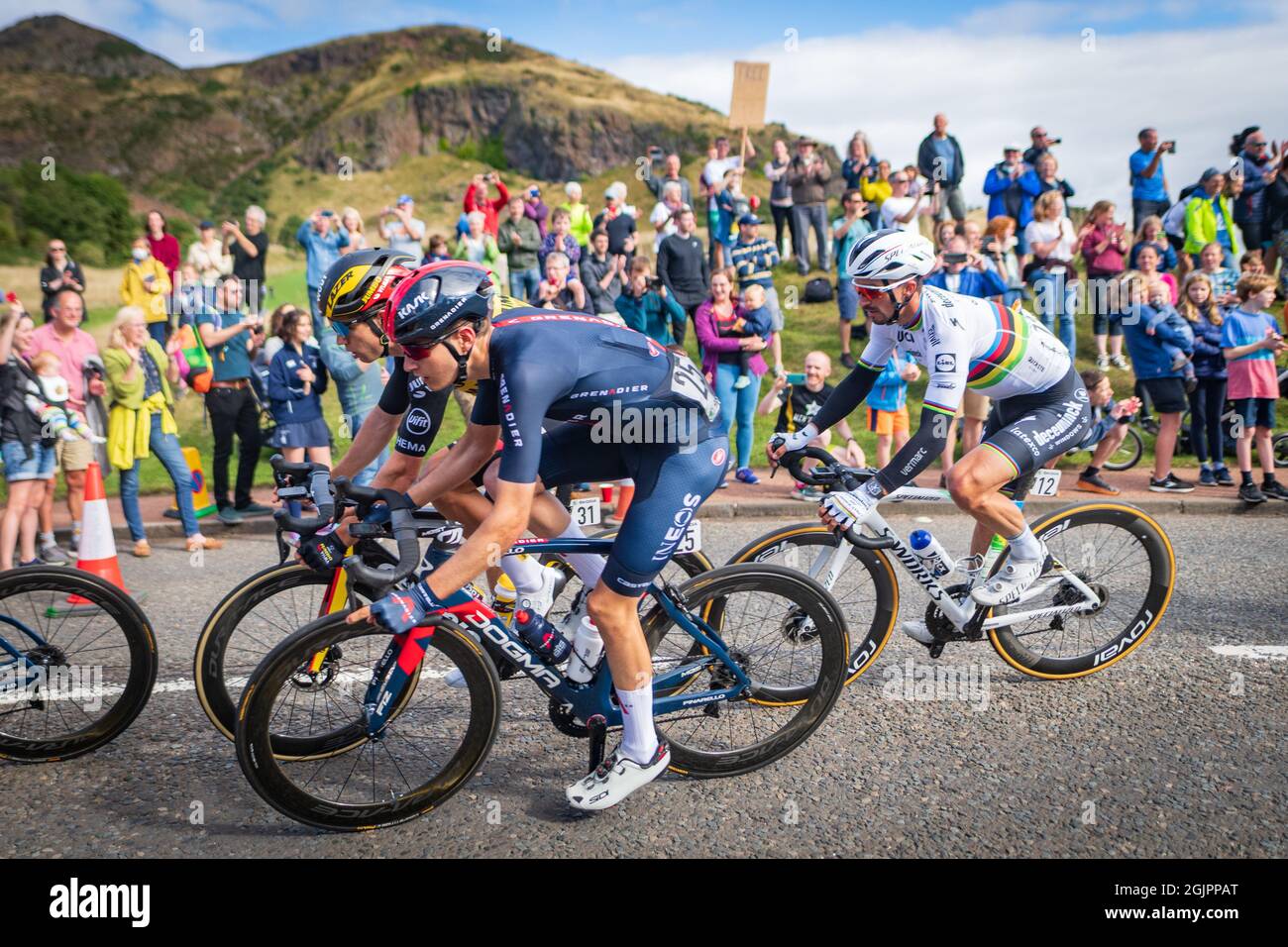 Edimburgo, Scozia. Sab 11 Settembre 2021. Grandi folle si riuniscono per dare il benvenuto alla fase 7 della gara ciclistica maschile d’elite AJ Bell Tour della Gran Bretagna a Edimburgo. Il palcoscenico è iniziato a Hawick nei confini scozzesi e culminò nell'Holyrood Park di Edimburgo con una vittoria per il pilota belga Yves Lampaert del team Deceuninck – Quick-Step. Questa foto presenta i piloti Julian Alaphilippe, Carlos Rodriguez e Wout Van Aert. Foto Stock