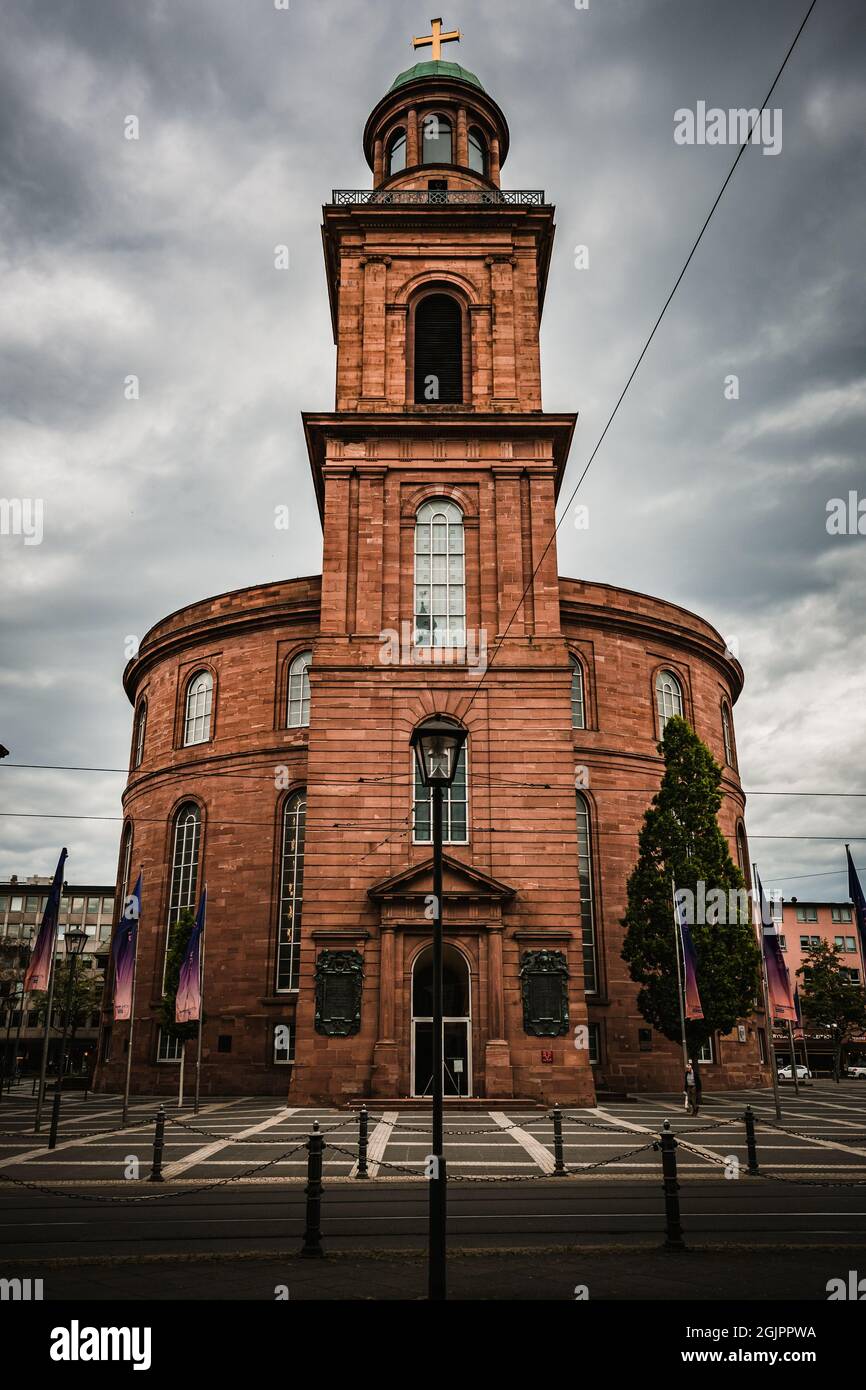 Vista mattutina della chiesa di Pauls con tram nella città vecchia di Francoforte, Germania Foto Stock