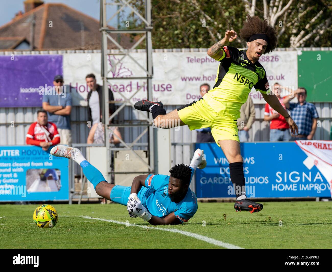 Bognor Regis, Regno Unito, 11 settembre 2021. Azione da parte di Isthmian Premier League (Southern) football (calcio). Bognor Regis Town FC Goalkeeper Amadou Tangara fa un salvataggio spettacolare punzonando la palla via mentre un deluso attaccante Carshalton salta sulla sua testa. Credit: Lyn Phillips/Alamy Live News Foto Stock