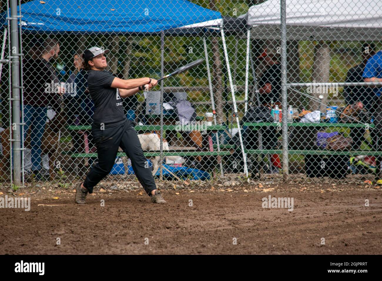 Questo è un gioco di softball coed in Talkeetna, AK giocato durante il fine settimana del Labor Day. Foto Stock