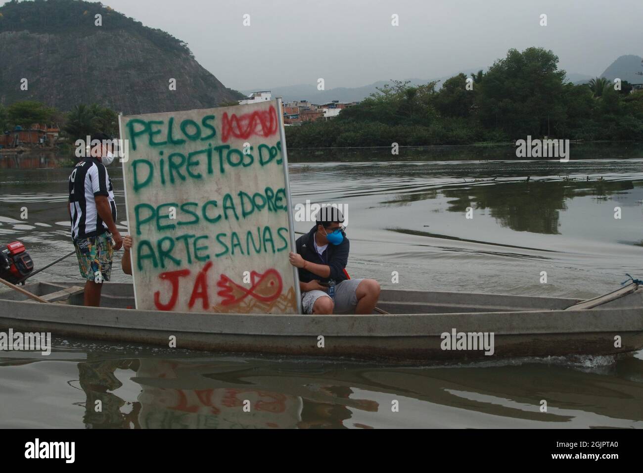 Rio de Janeiro, Rio de Janeiro, Brasile. 11 Settembre 2021. (INT) i pescatori protestano contro l'inquinamento di Lagoas de Jacarepagua. 11 settembre 2021, Rio de Janeiro: I membri dell'Associazione dei pescatori artigianali Canal do Anil, a Jacarepagua, e del movimento Baia Viva, organizzano la barqueata SOS Lagoas de Jacarepagua per dimostrare contro l'inquinamento del sito, sabato (11). Secondo i pescatori, le lagune di Jacarepagua sono inquinate dalle acque reflue di diversi condomini della regione, rifiuti, discariche e l'occupazione urbana sfrenata. ''con la privatizzazione di Cedae, c'è un pro Foto Stock