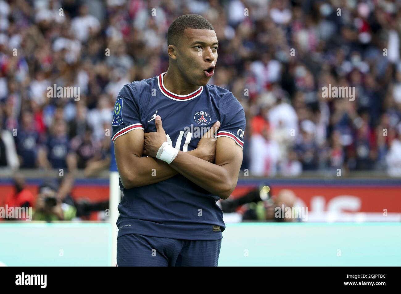 Kylian Mbappe di PSG celebra il suo obiettivo durante la partita di calcio  Ligue 1 tra Paris Saint-Germain (PSG) e Clermont Foot 63 il 11 settembre  2021 allo stadio Parc des Princes