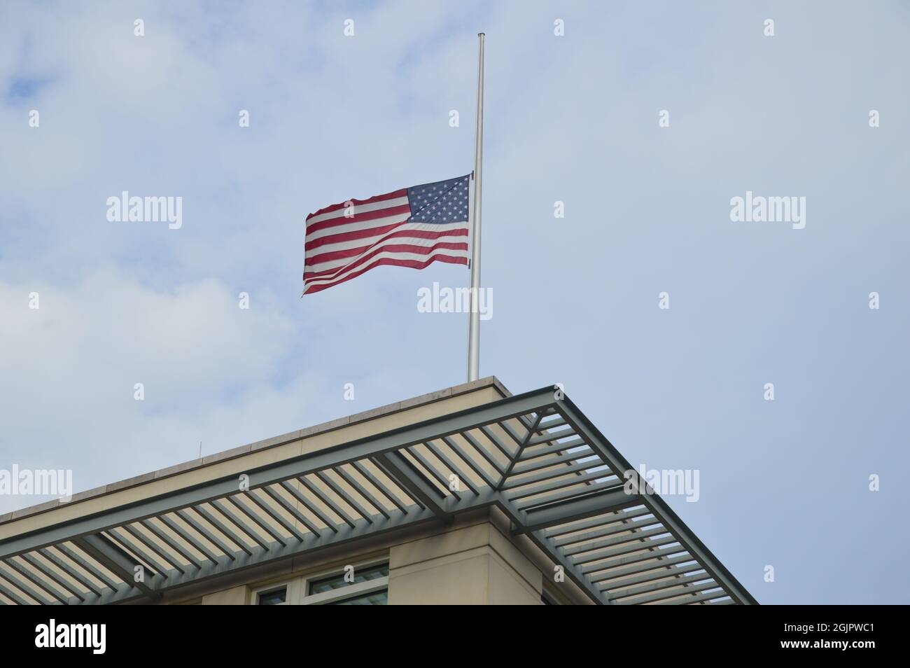 9/11 - la bandiera americana che vola a metà del personale presso l'ambasciata americana a Berlino, Germania - 11 settembre 2021. Foto Stock