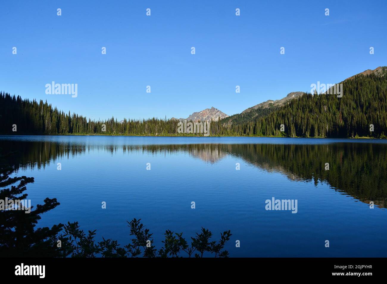 Vista sulle escursioni, sulle montagne e sul lago Foto Stock