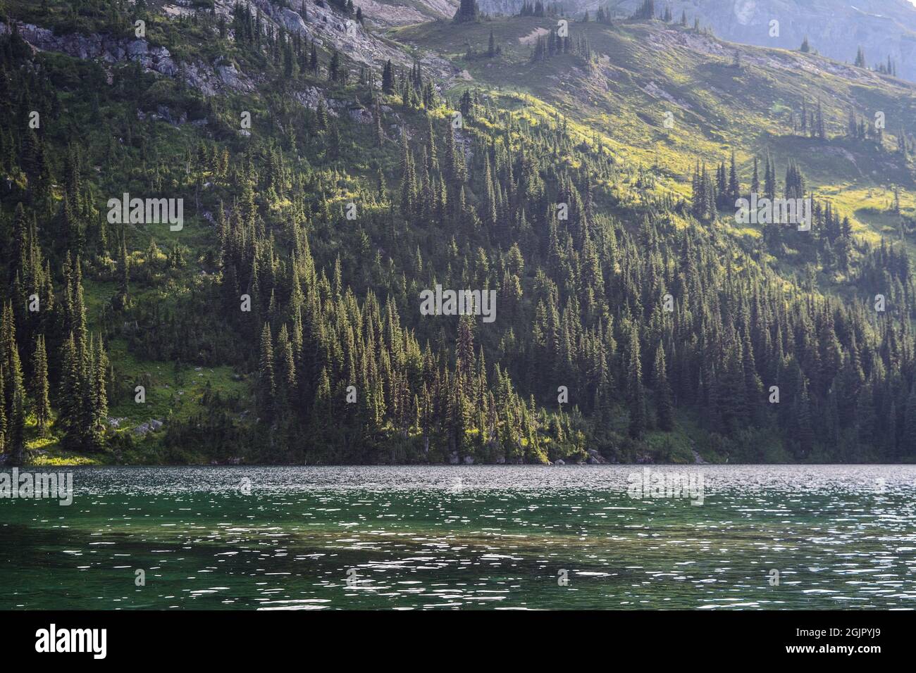 Vista sulle escursioni, sulle montagne e sul lago Foto Stock